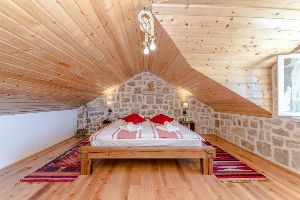 Romantic mediterranean villa with pool near sandy beach by Traveler tourist agency Krk ID 2167 view 4