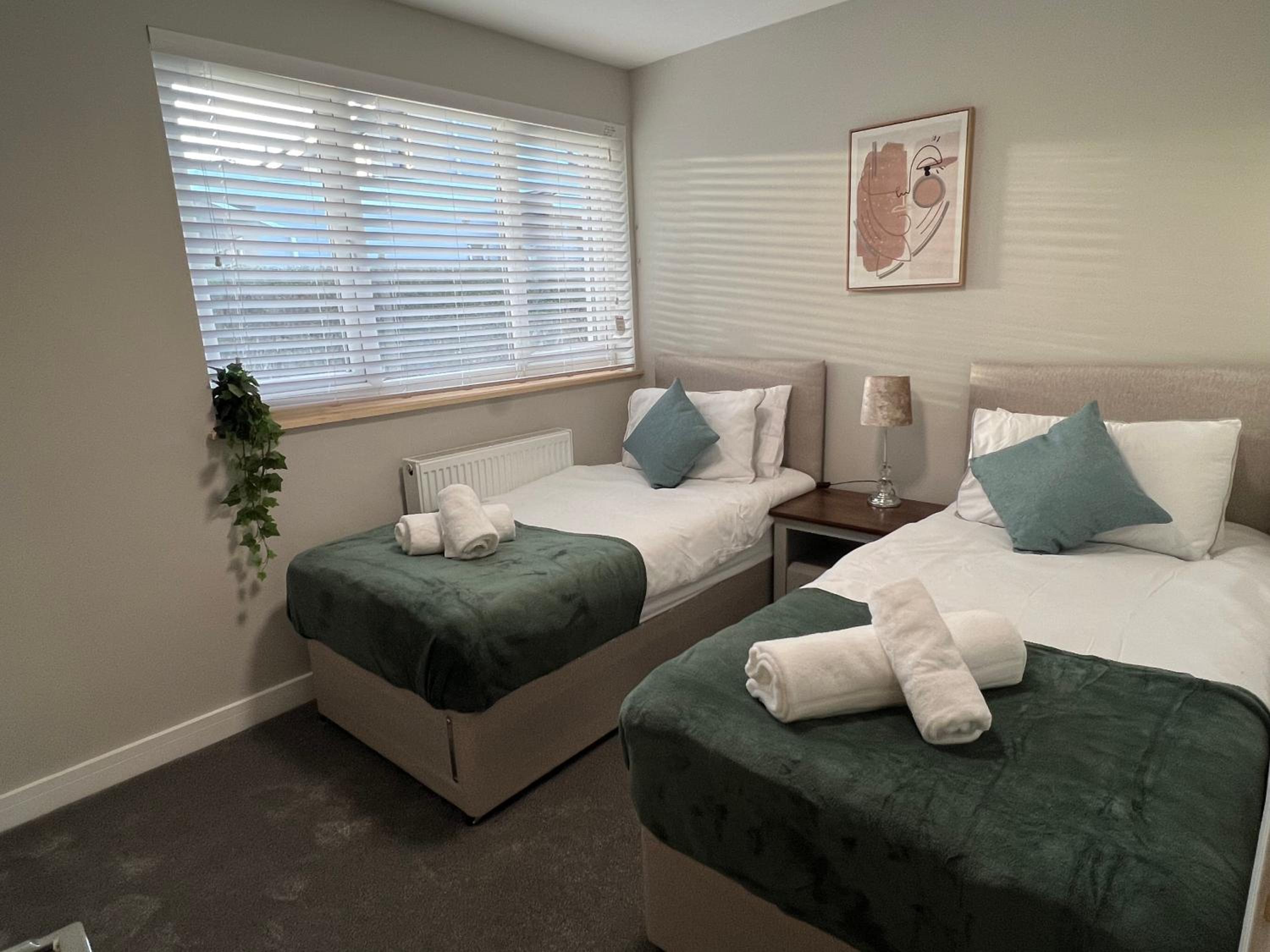 Immaculate Newly Refurbished 4 Bed House view 2