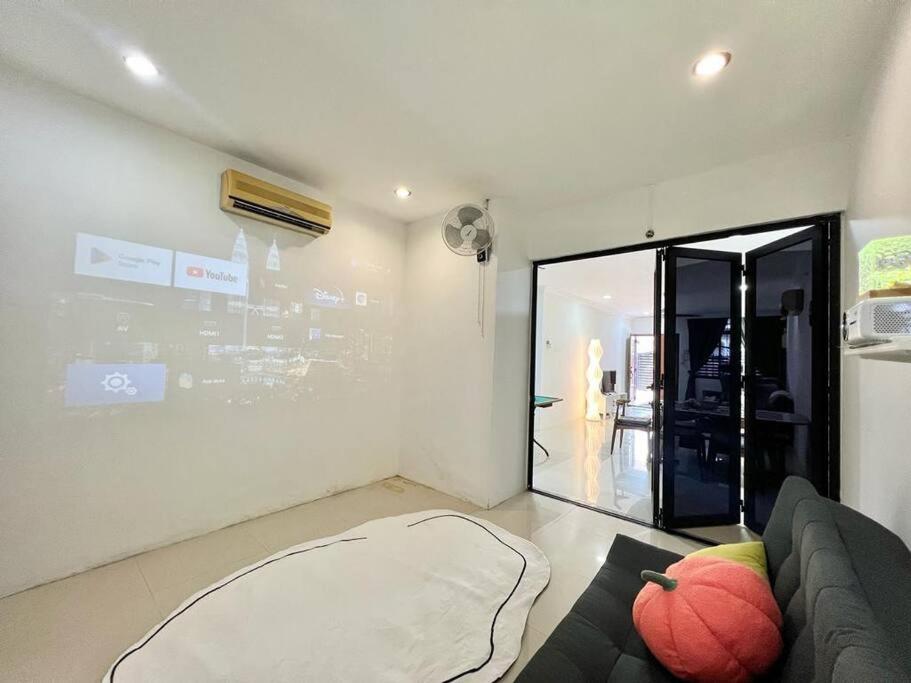 5 min CIQ Landed Party House 12 pax