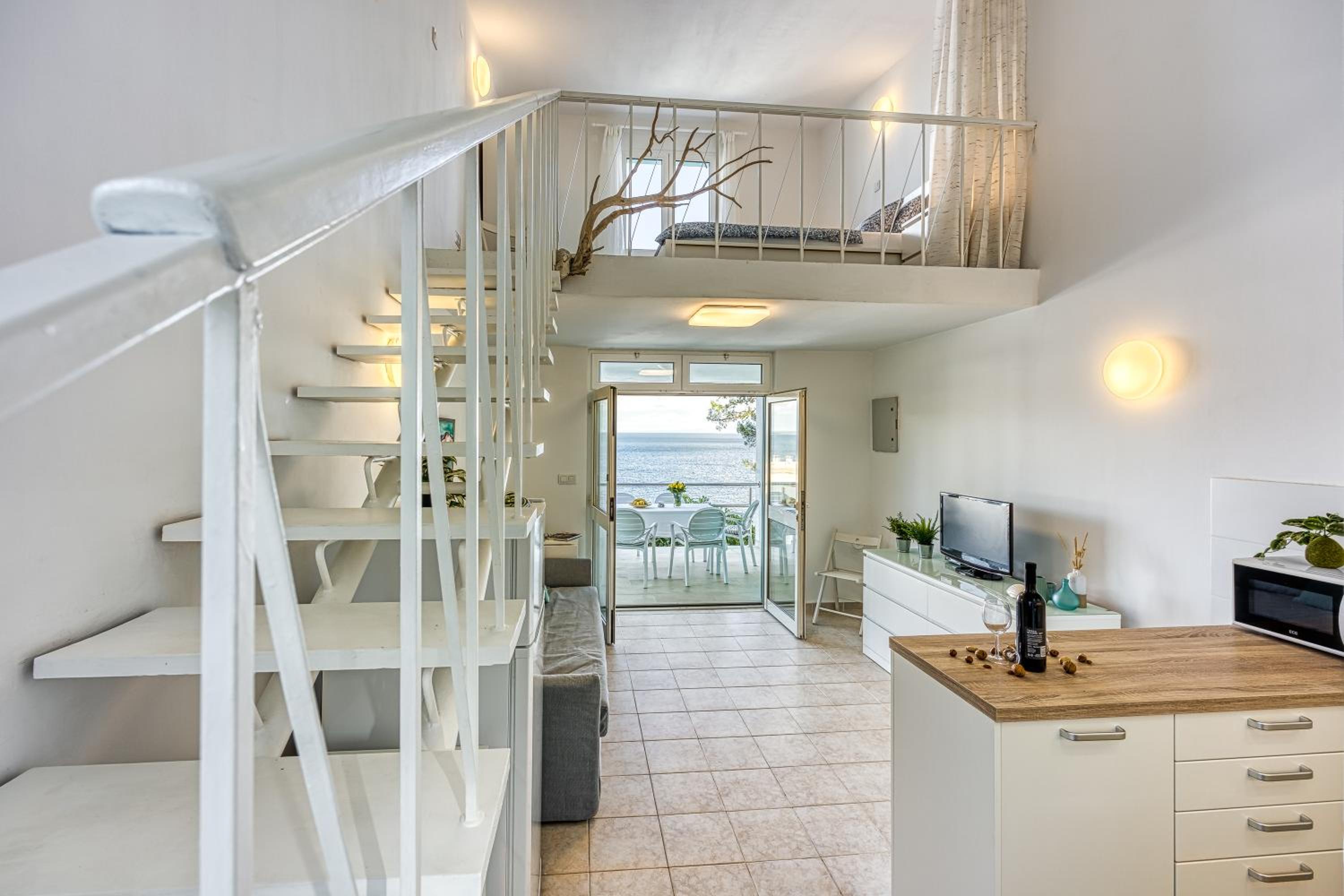 Valdarke Seaside Apartment - Happy Rentals view 5