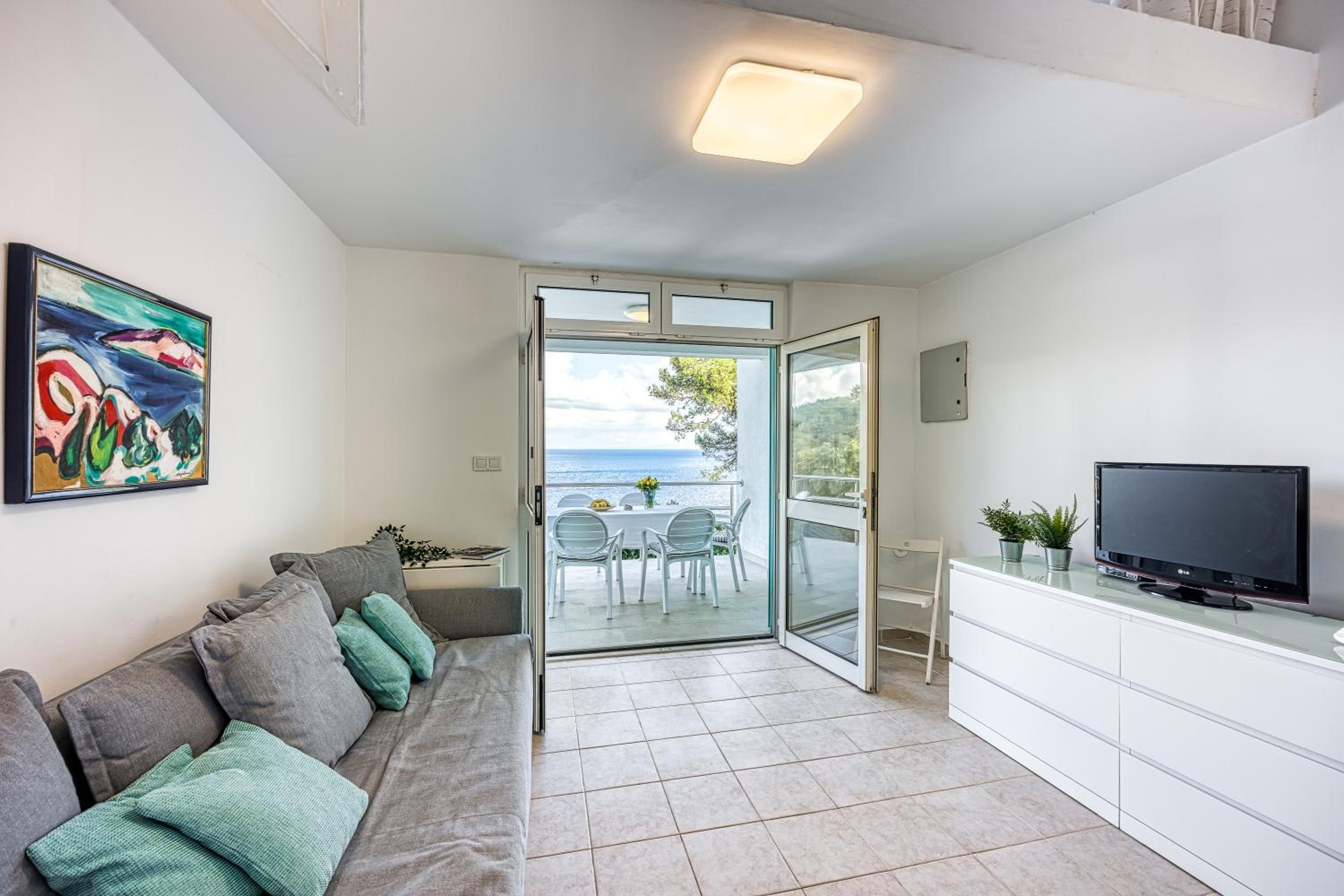 Valdarke Seaside Apartment - Happy Rentals view 3
