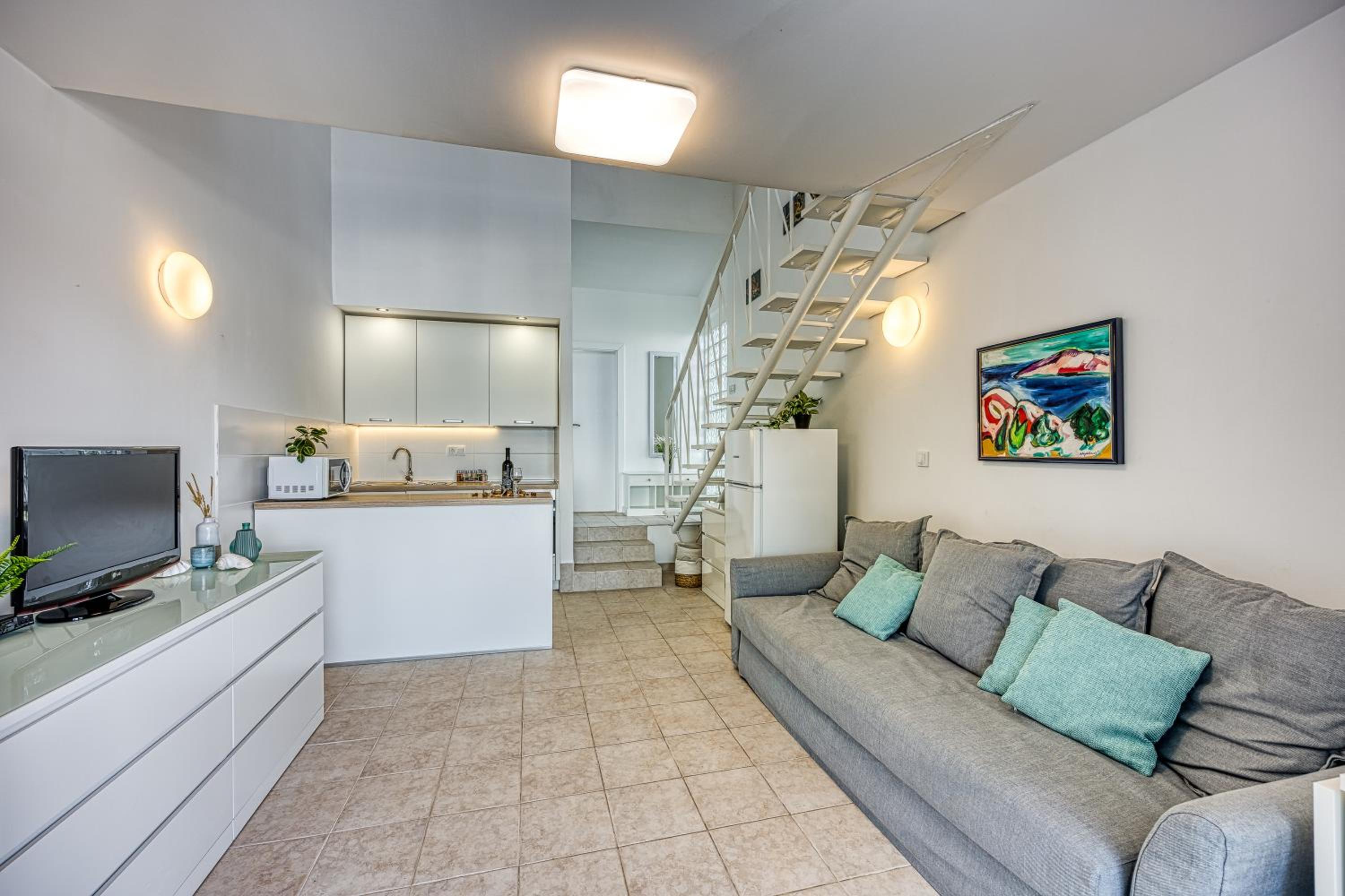 Valdarke Seaside Apartment - Happy Rentals view 4