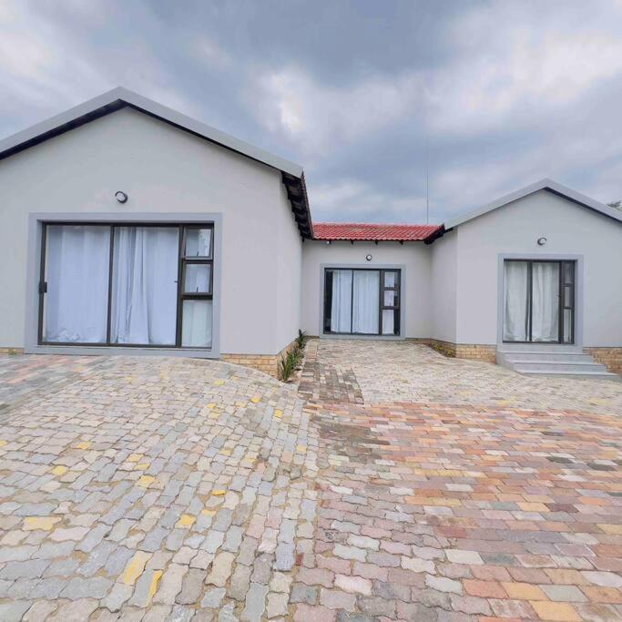 Cosy 2 bed house with power and water backup in Douglasdale, Sandton view 2