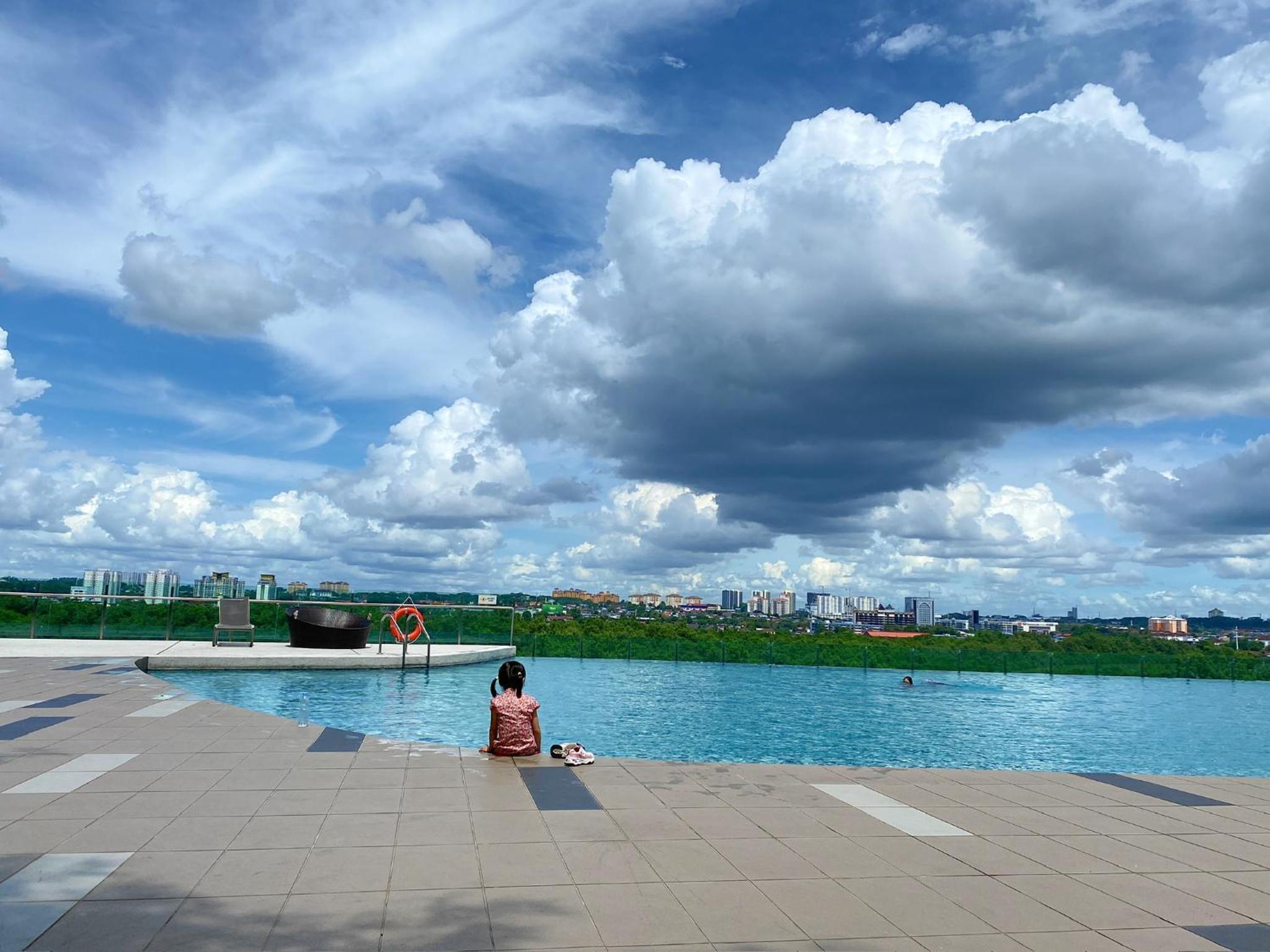 HomeNest JB City Poolview suite by Cozy Home