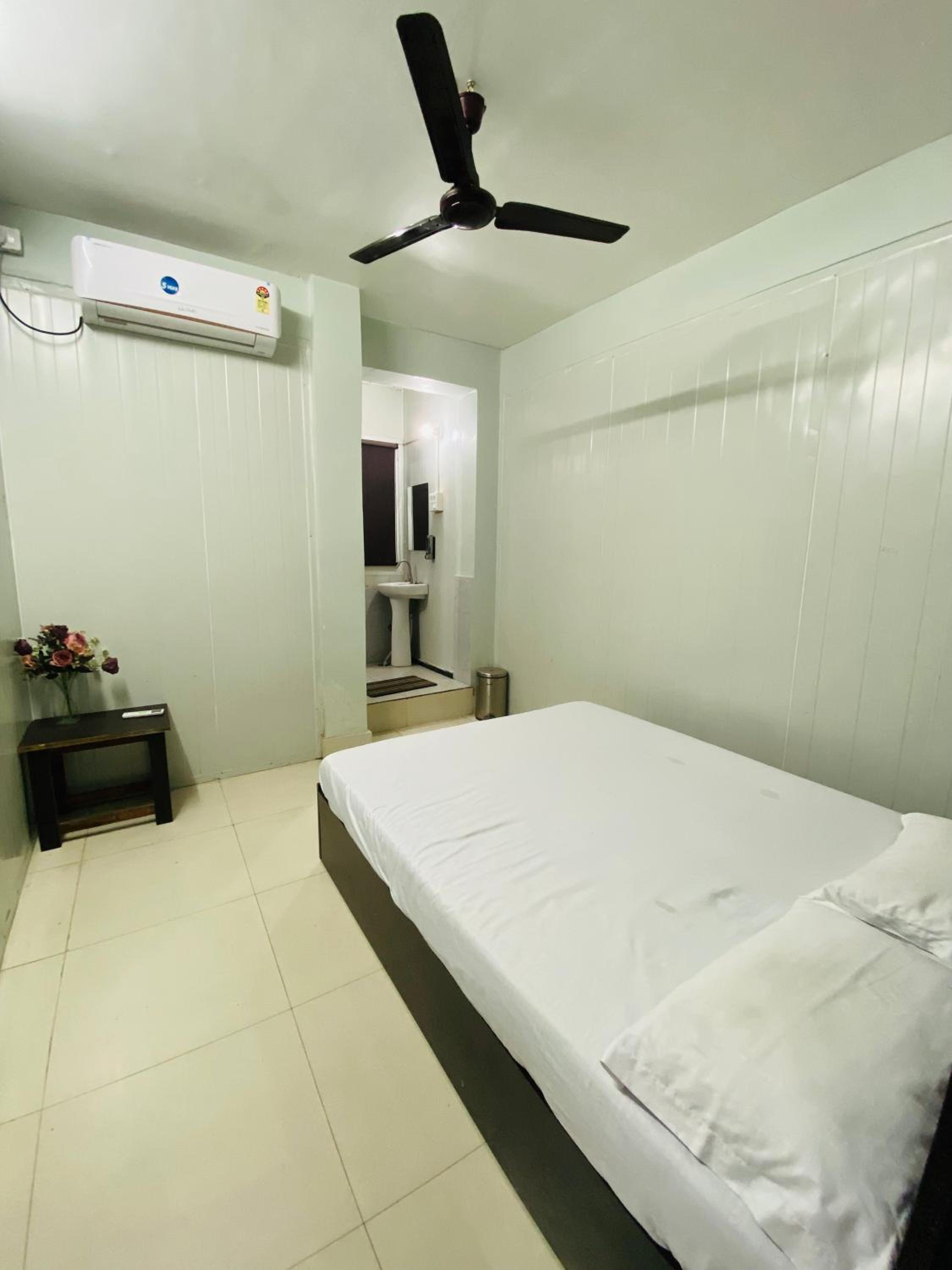 Homestay at Kashmiri Gate Metro & Old Delhi Railway Station