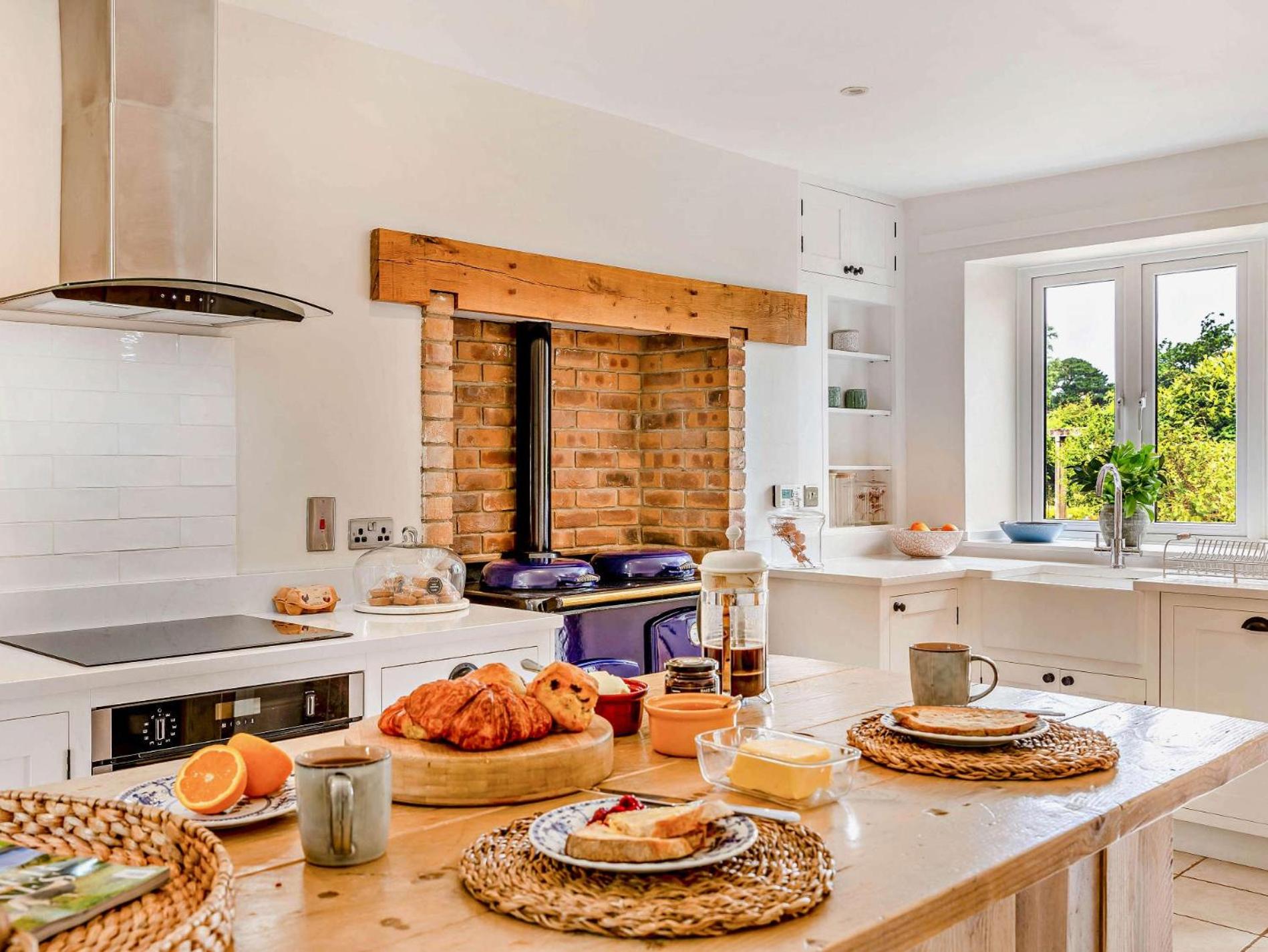 3 Bed in Kingsbridge oc-court view 2