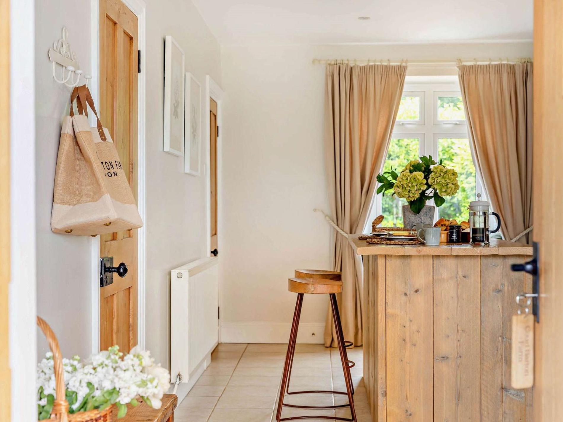 3 Bed in Kingsbridge oc-court view 5