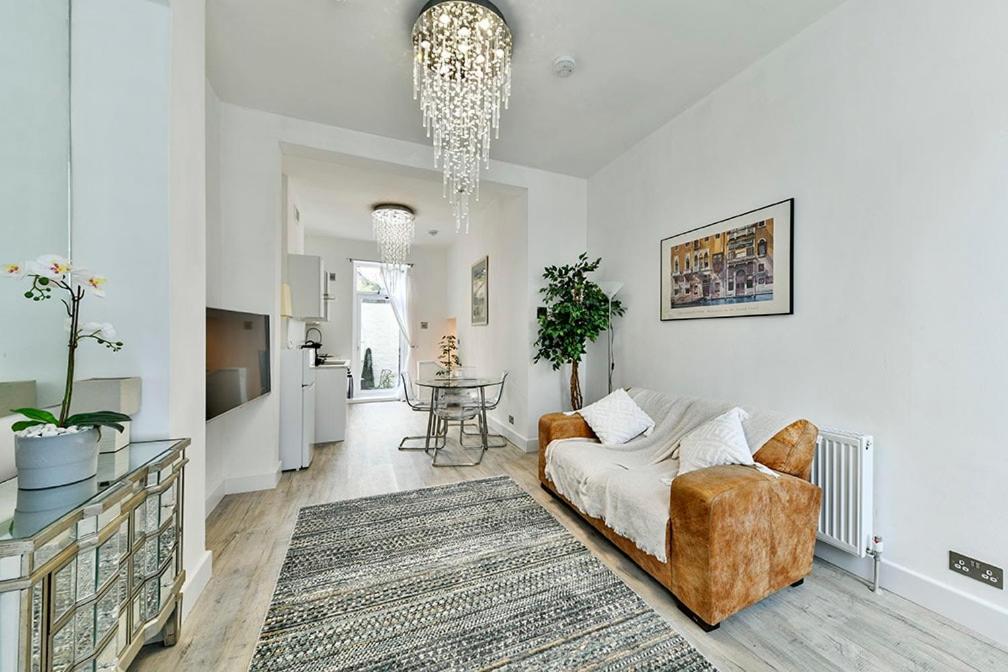 2BR Notting Hill with patio