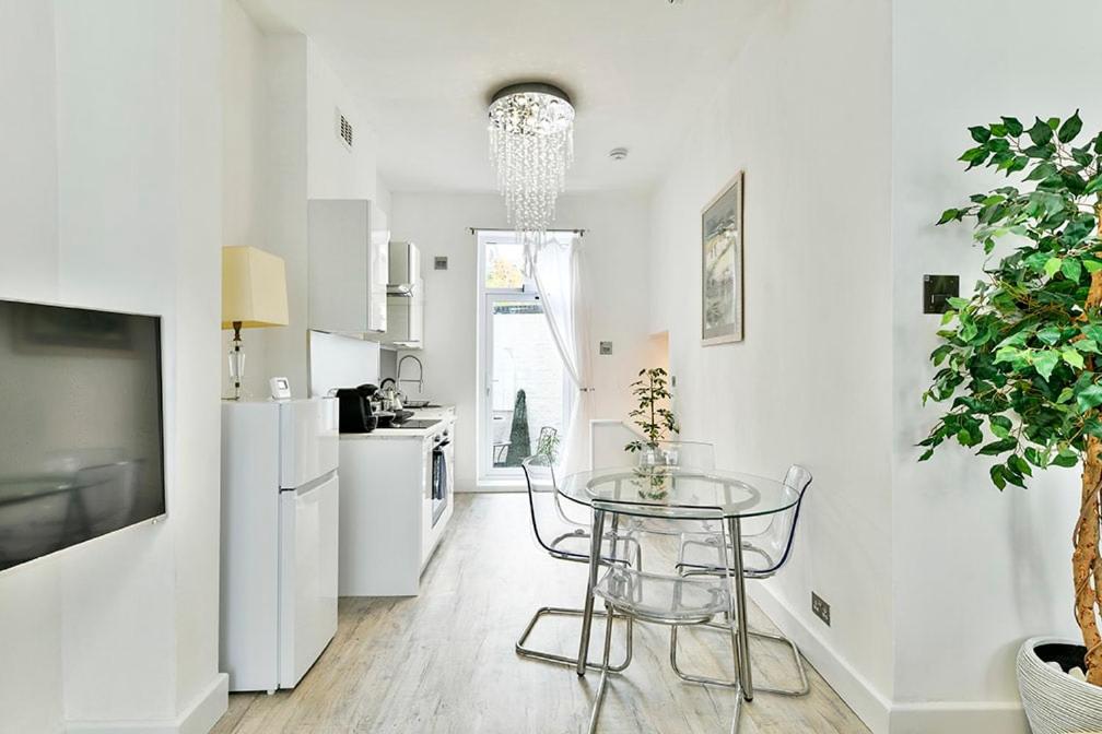 2BR Notting Hill with patio
