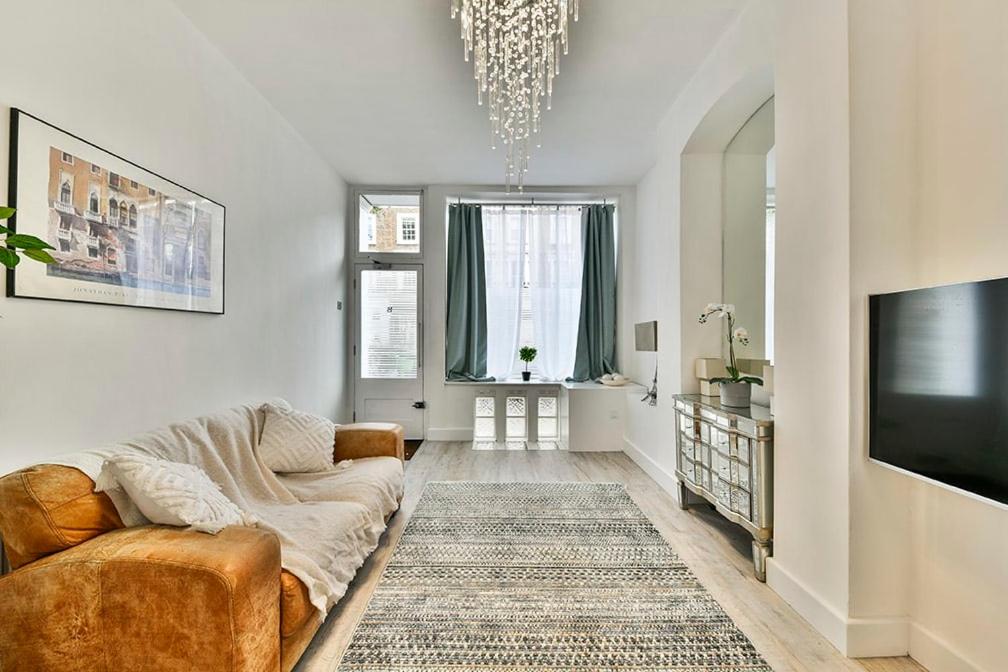 2BR Notting Hill with patio