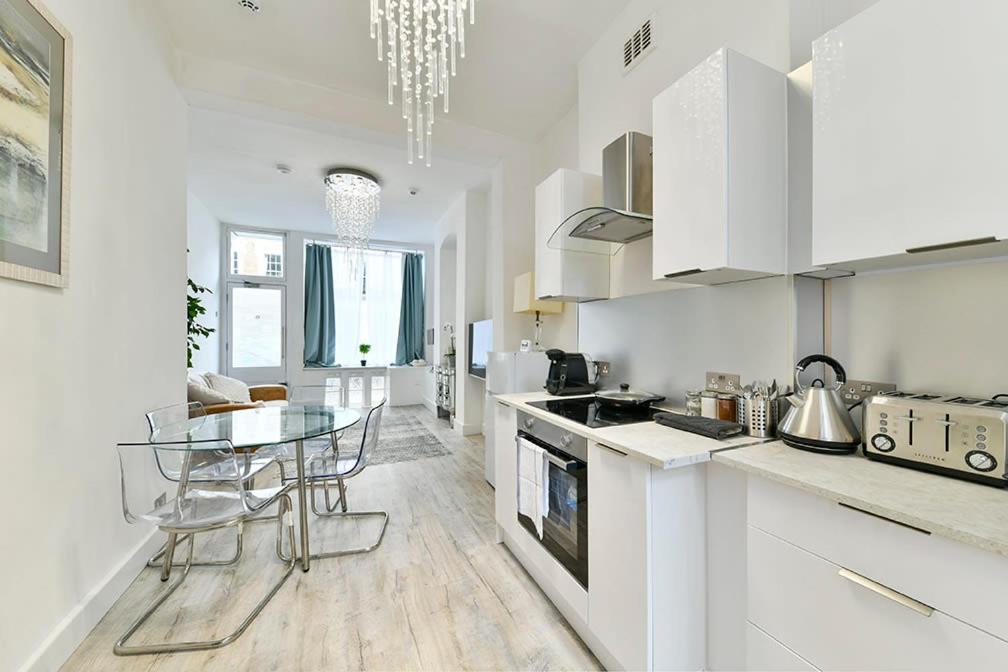 2BR Notting Hill with patio