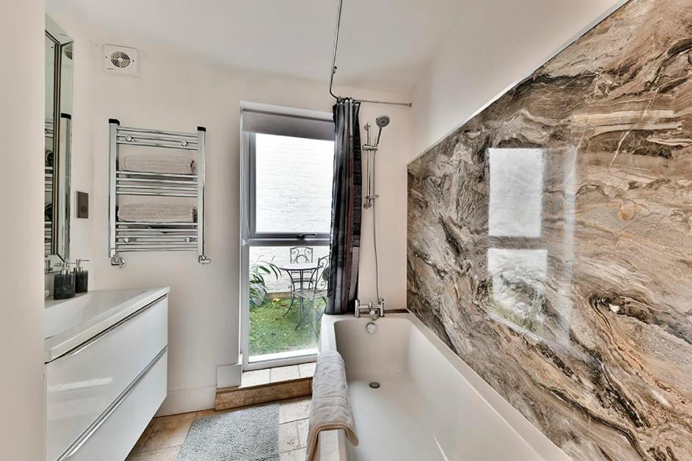 2BR Notting Hill with patio