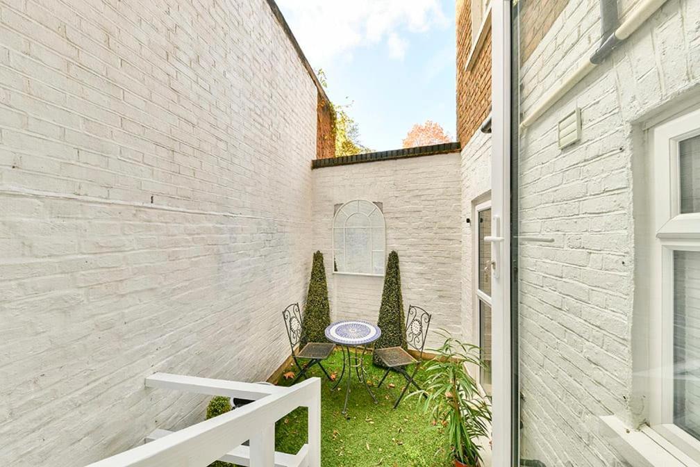 2BR Notting Hill with patio