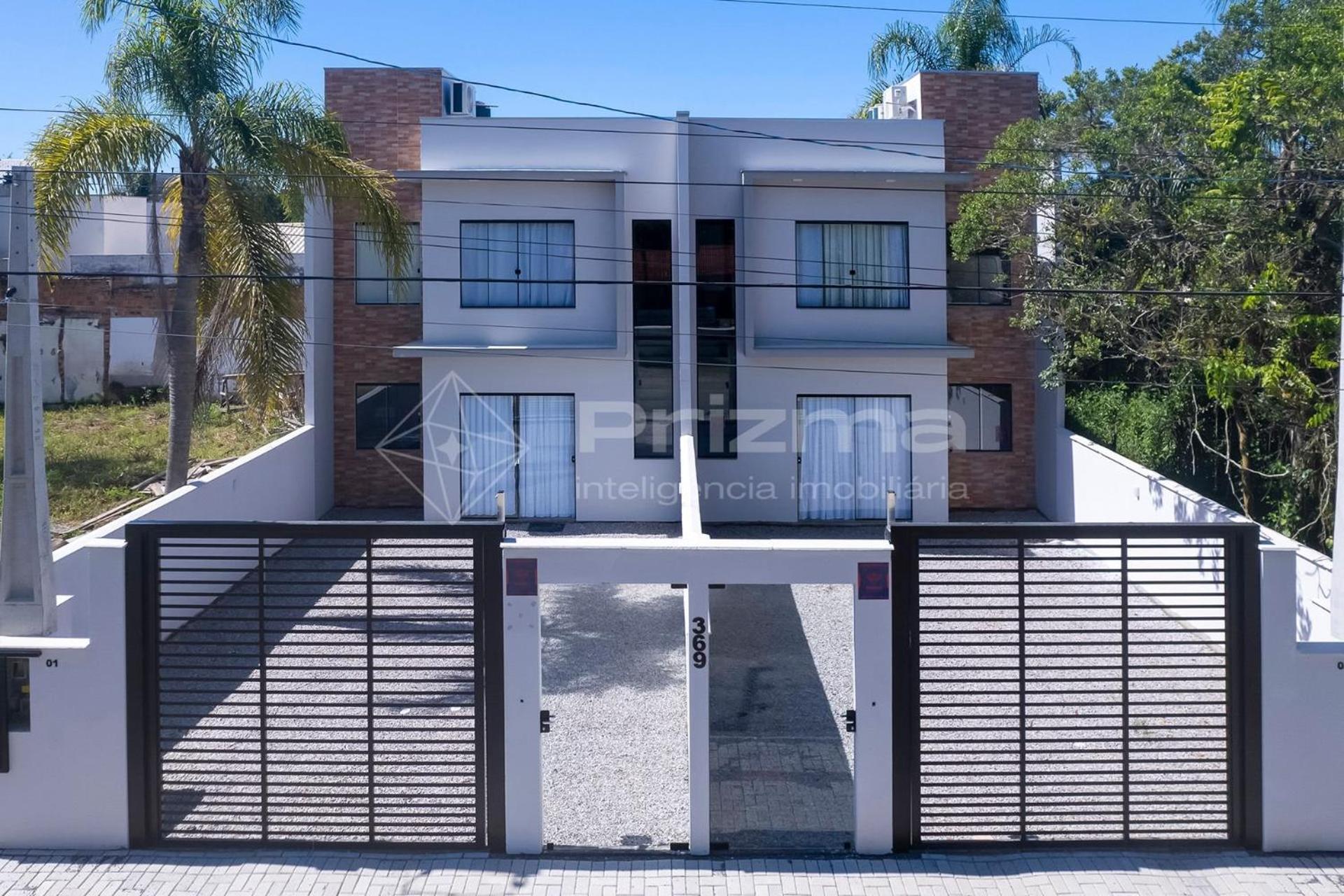 Excelente duplex geminado na Praia de Mariscal.