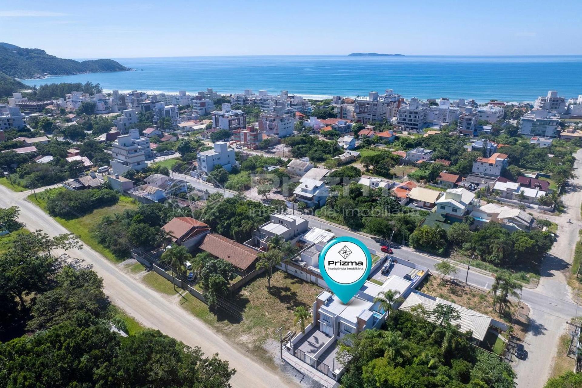 Excelente duplex geminado na Praia de Mariscal.