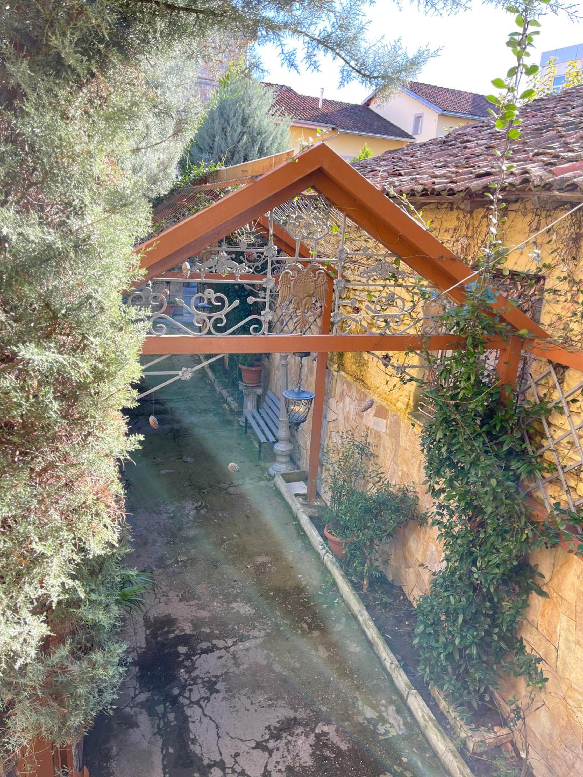 Shkodra Guest House & Trips