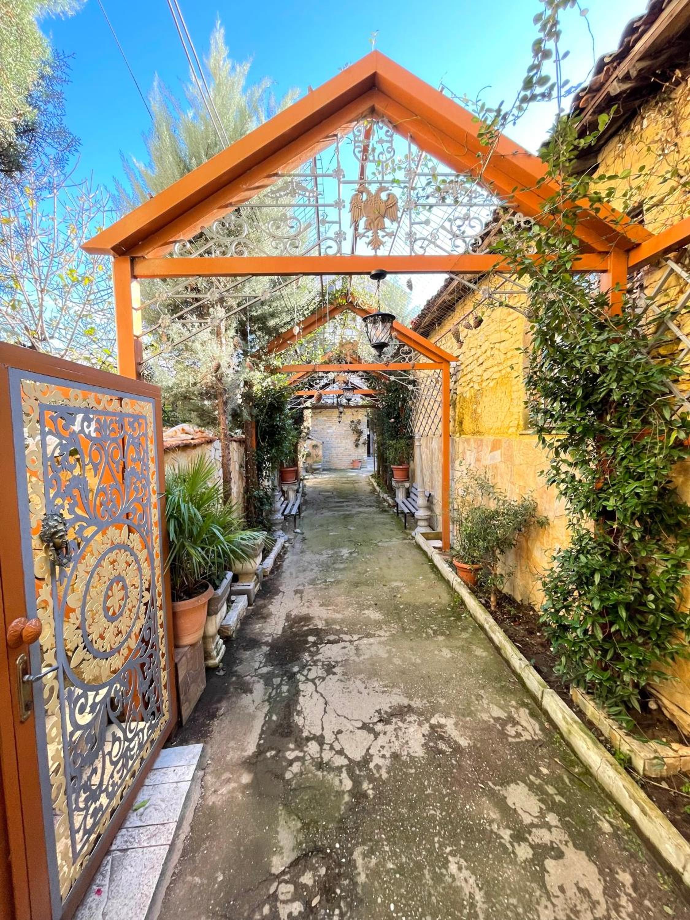 Shkodra Guest House & Trips