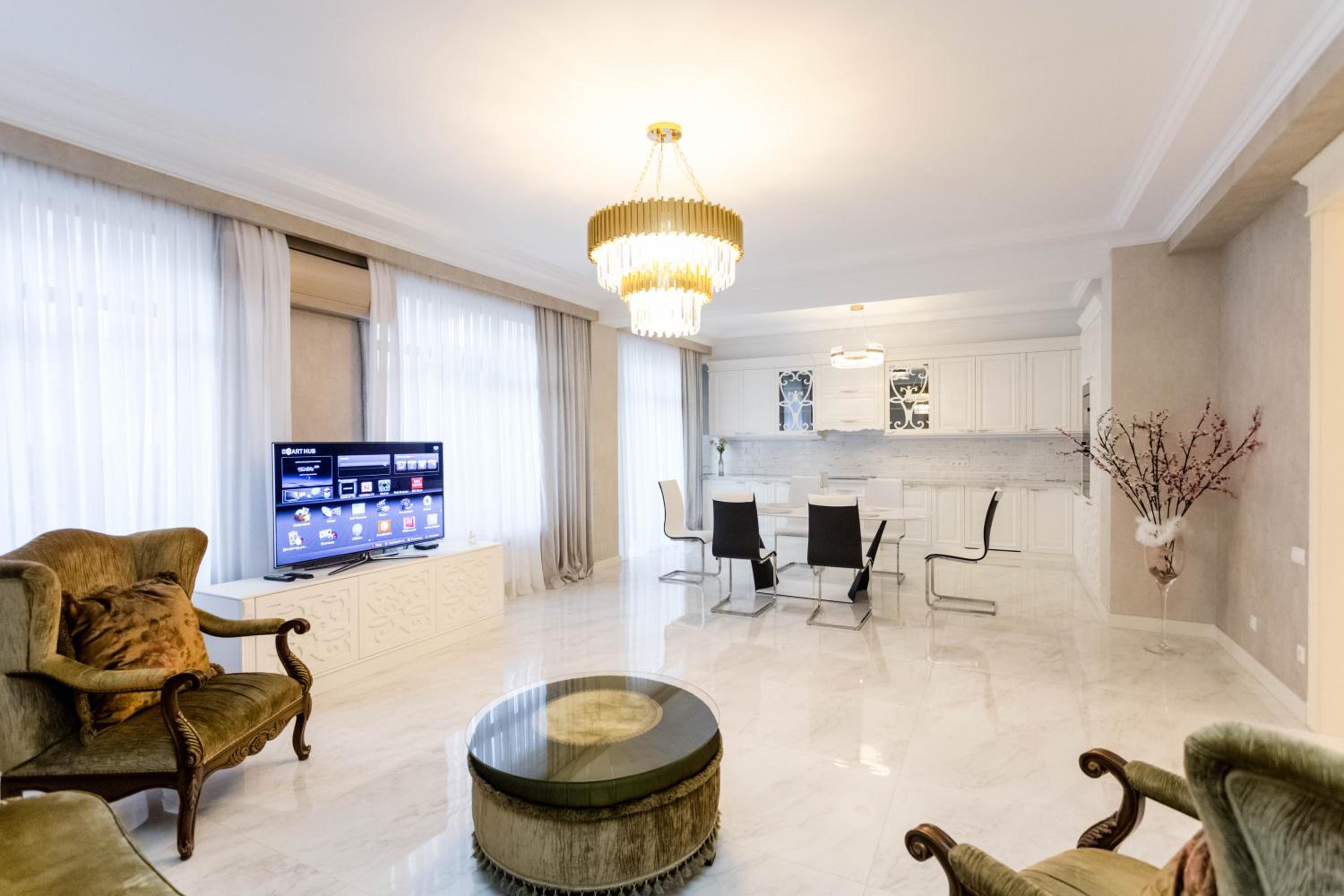 Luxe Central Apartment view 4