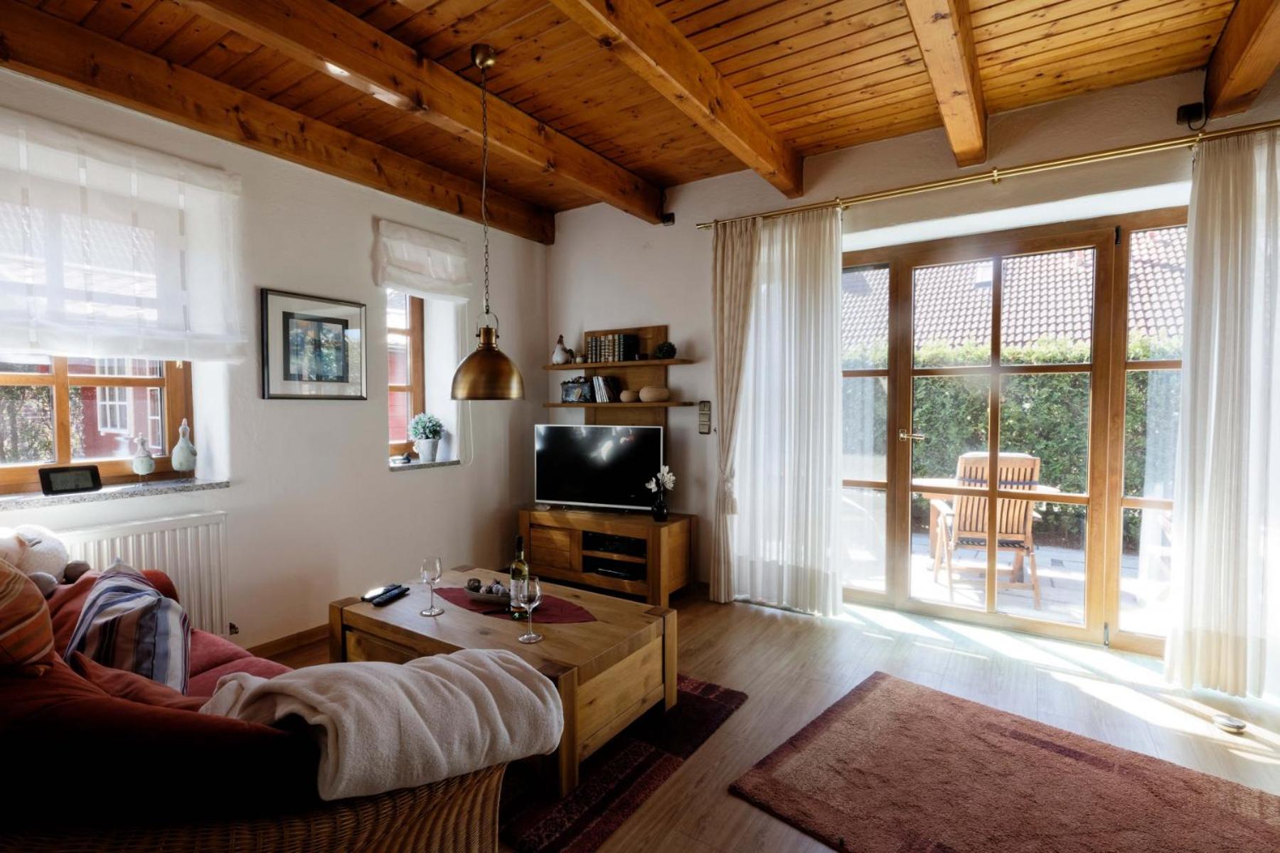 Ferienhaus Henny: 6 Geh-Minuten vom Hafen. Privater Garten
