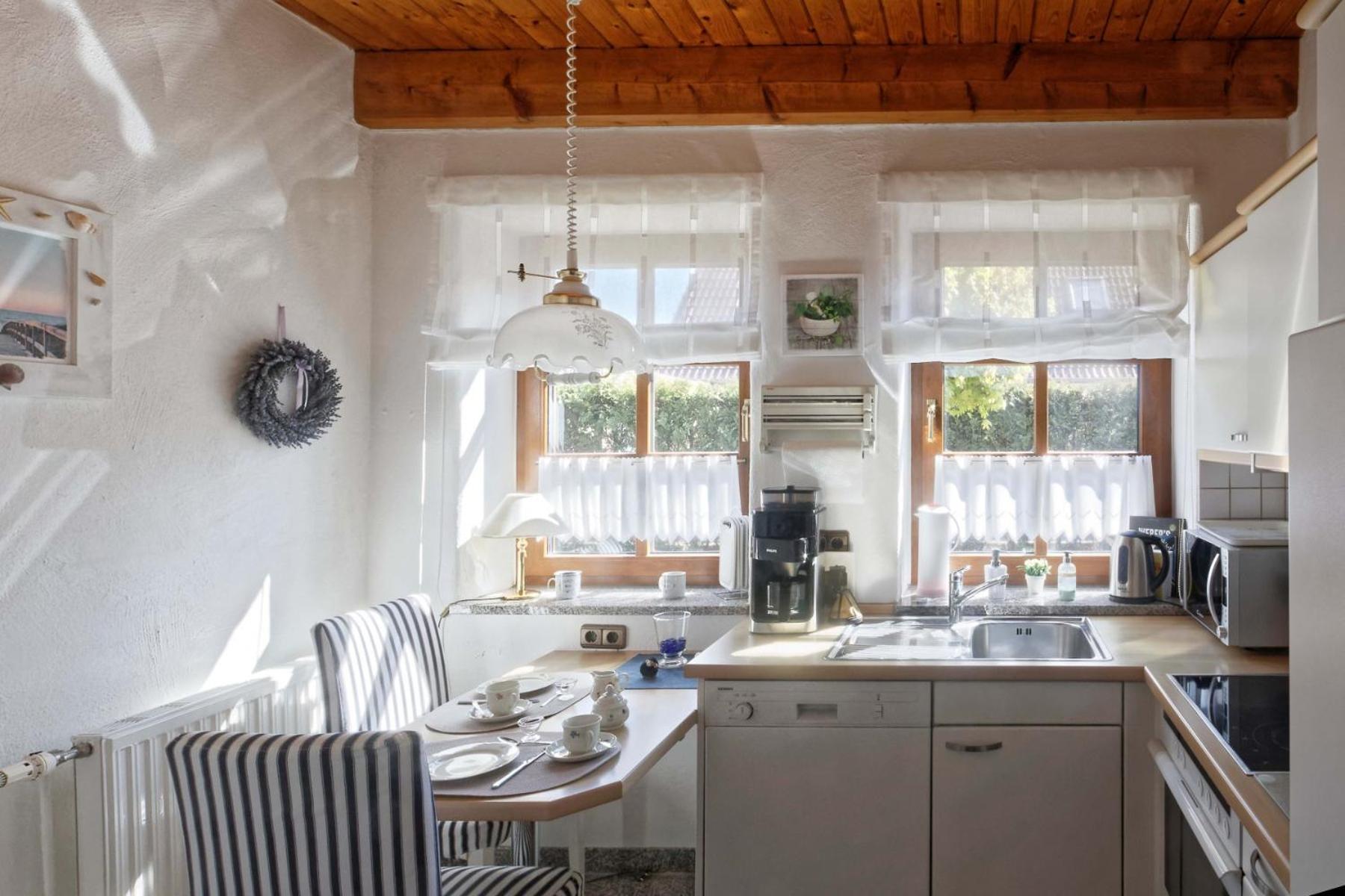 Ferienhaus Henny: 6 Geh-Minuten vom Hafen. Privater Garten