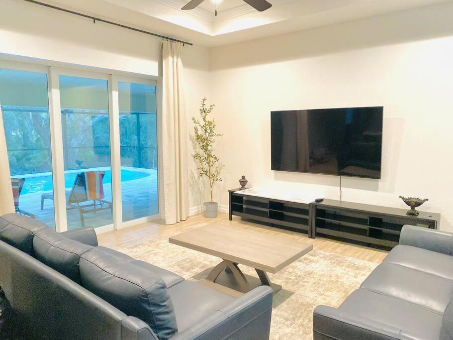 Tropical getaway w heated pool near Mineral Springs, garage included view 4