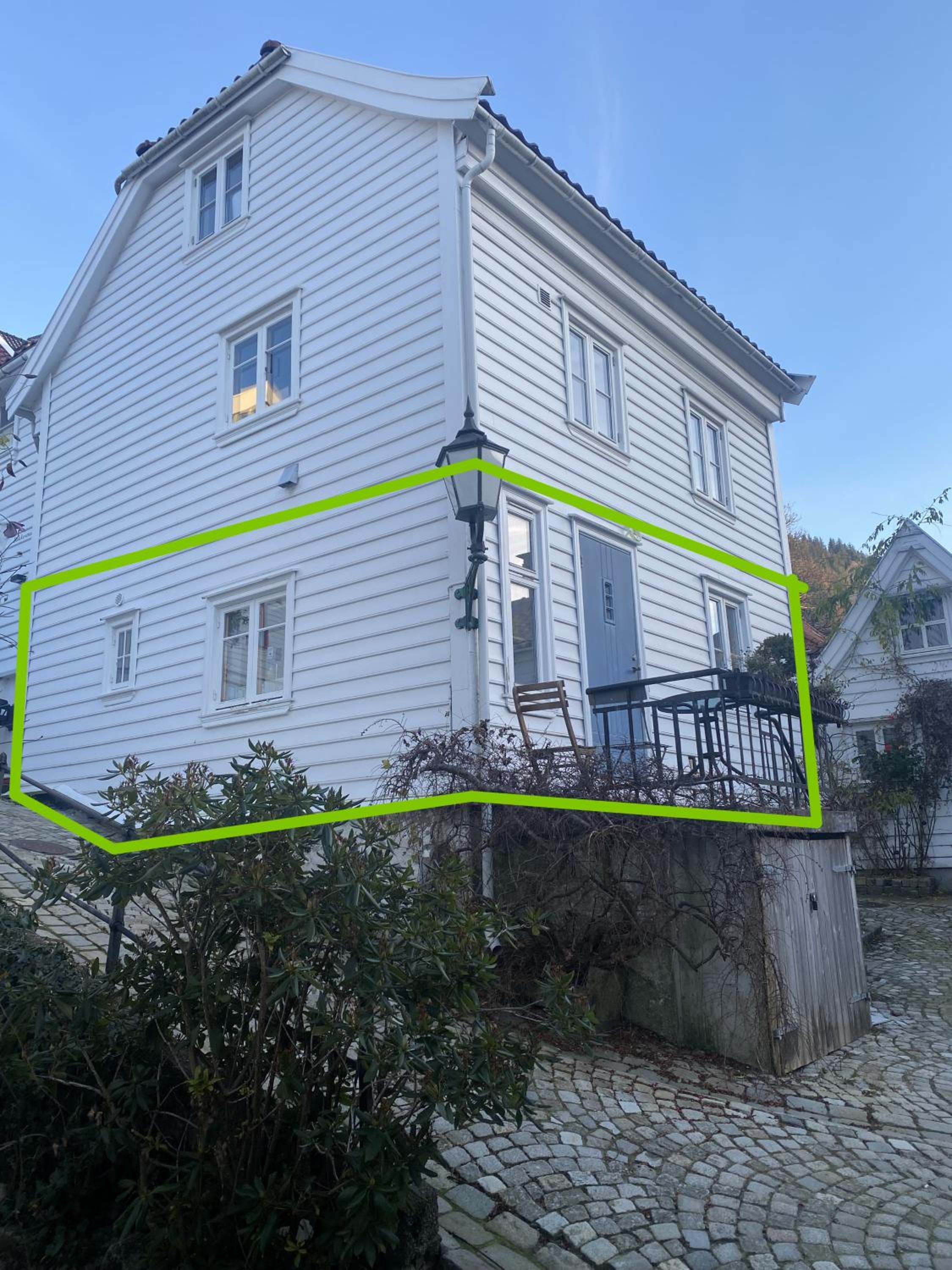 Entire renovated apartment from 1780 with Kitchen, Bath, Bedroom, and Living Room in Skuteviken