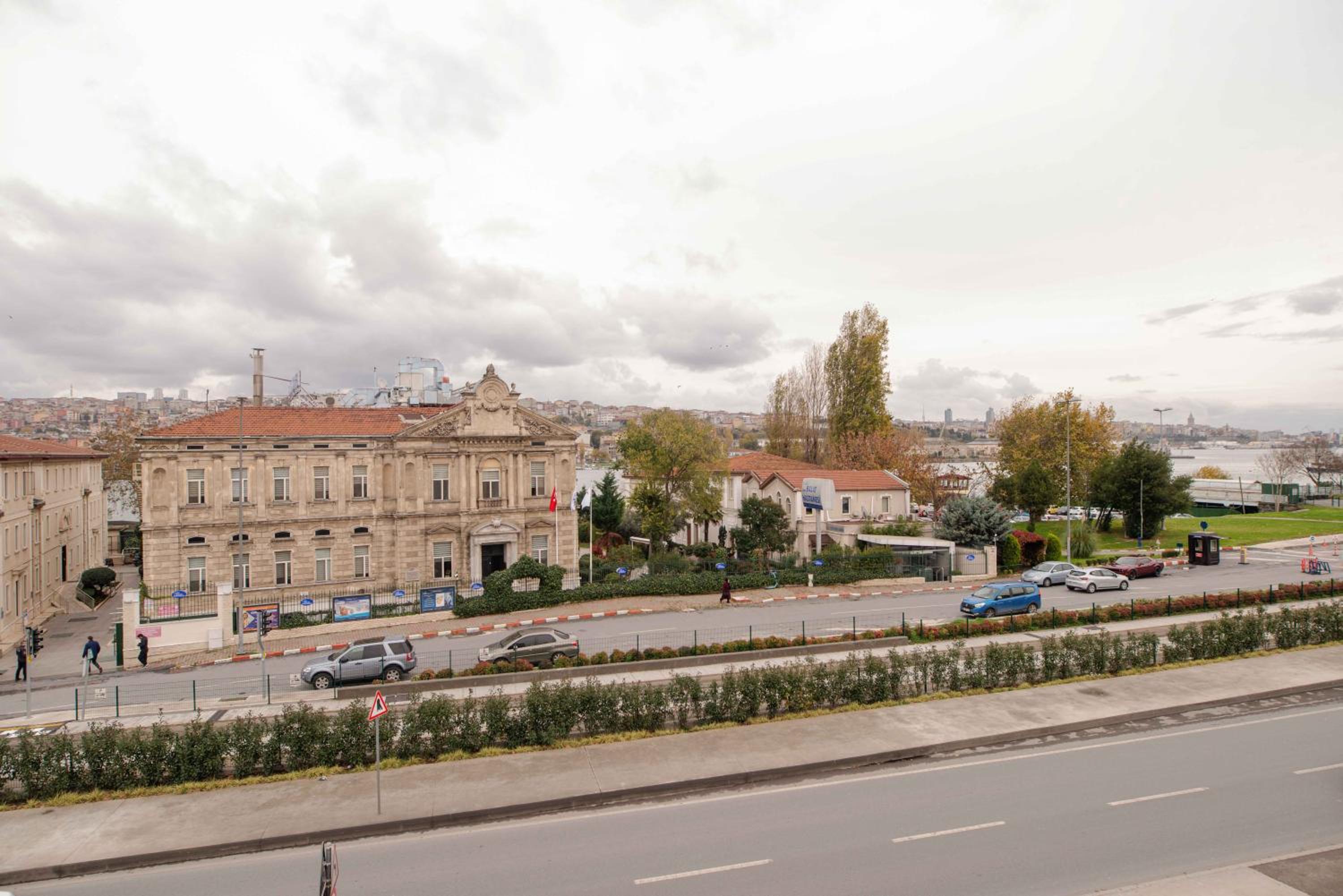 Waterfront Villa by the Tram - Private Terrace with Dome & Golden Horn View in Fatih