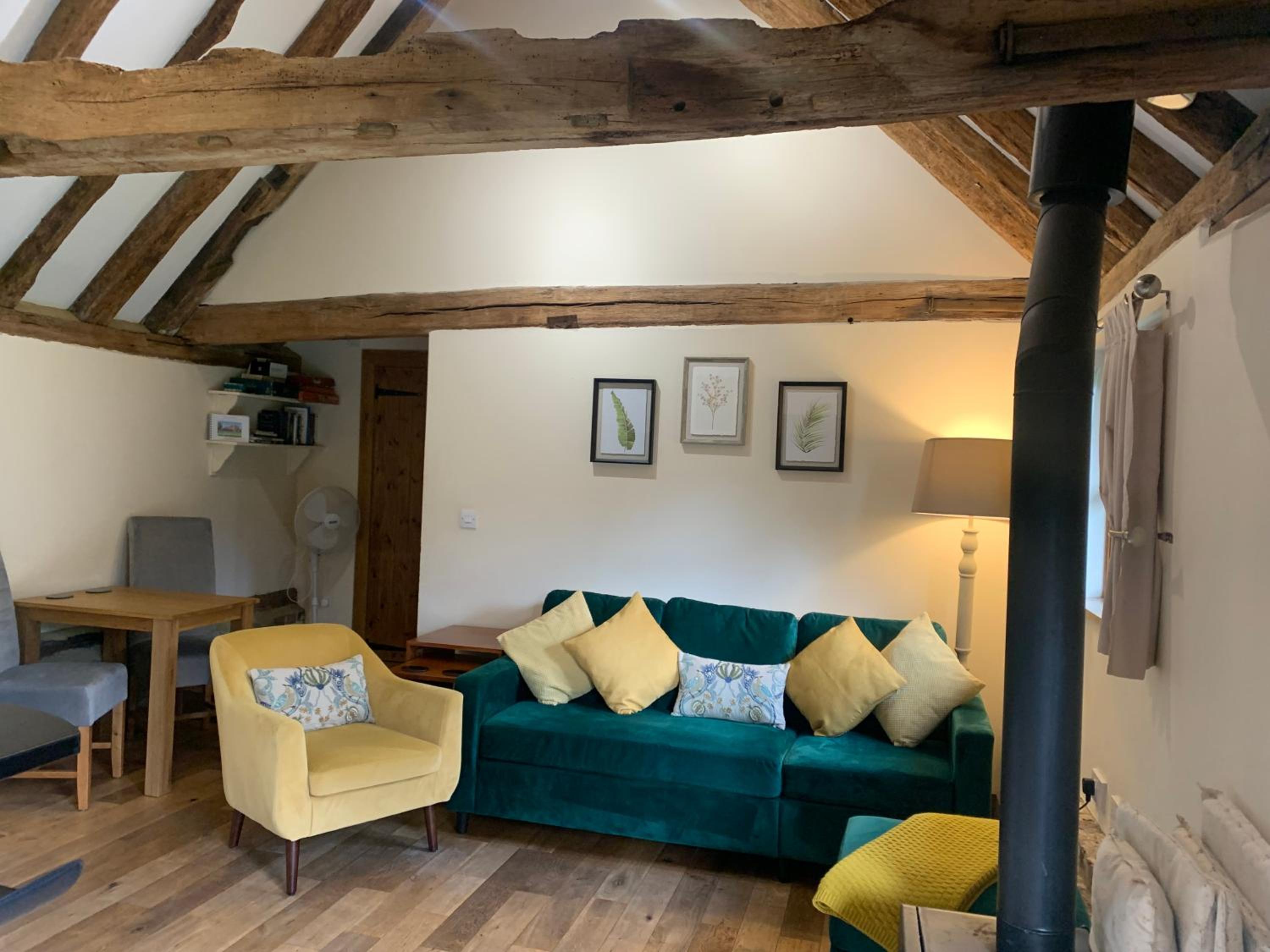 NEW Cosy cottage - Lake view & Log Burner - Dog proof garden view 2