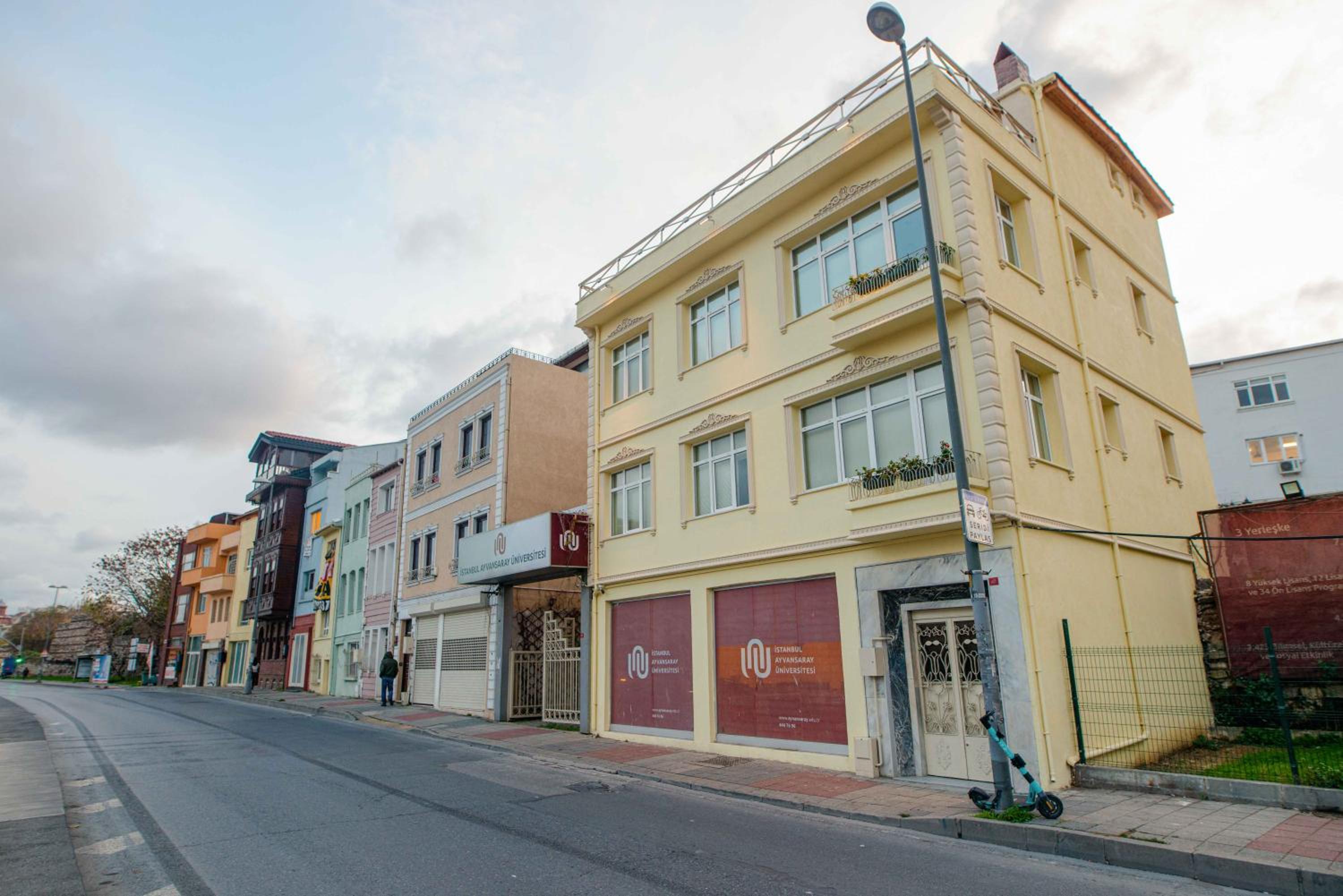 Waterfront Villa by the Tram - Private Terrace with Dome & Golden Horn View in Fatih