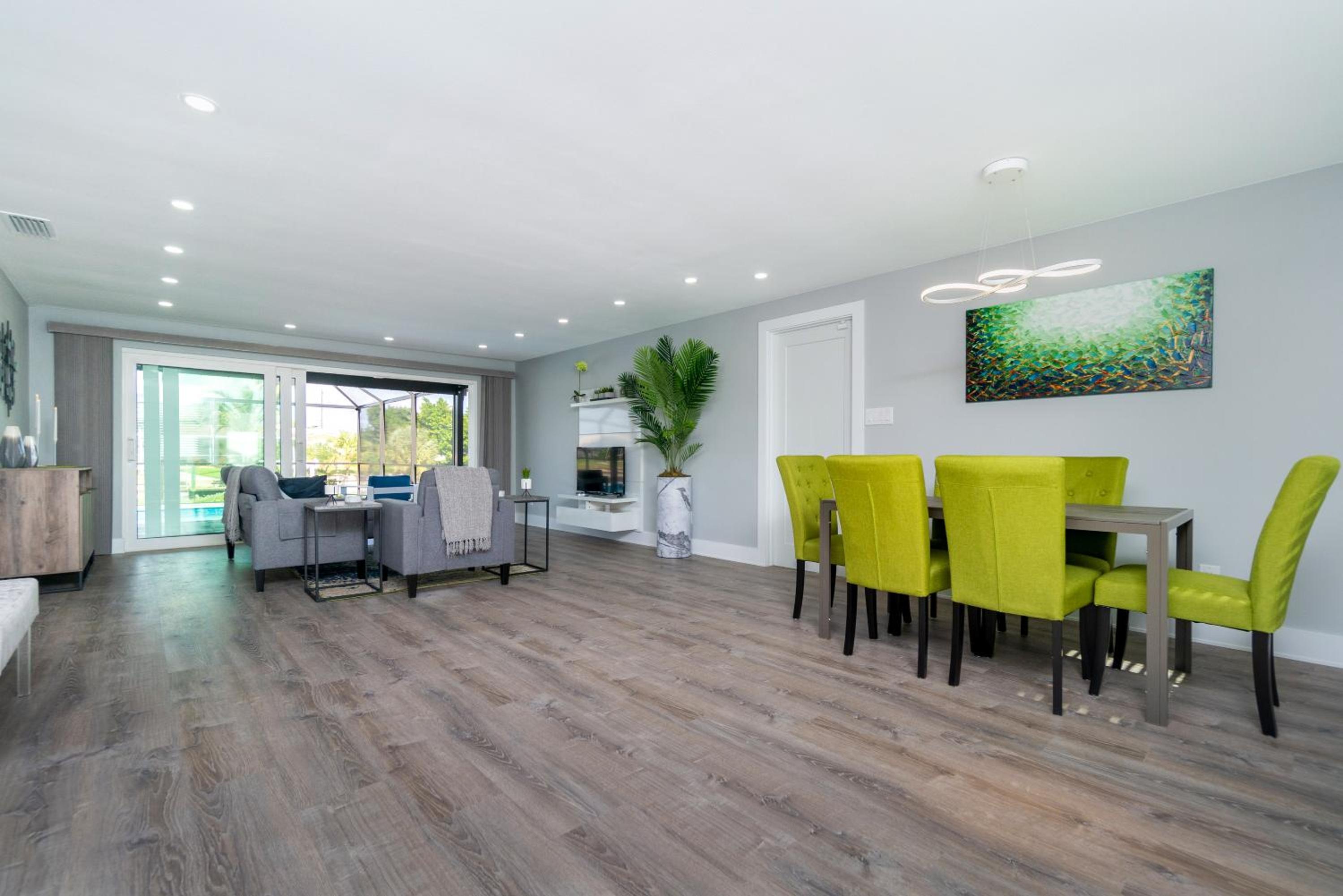 Villa Capri-Waterfront- Free Amenities-Heated Pool-Beach and Fishing Gear