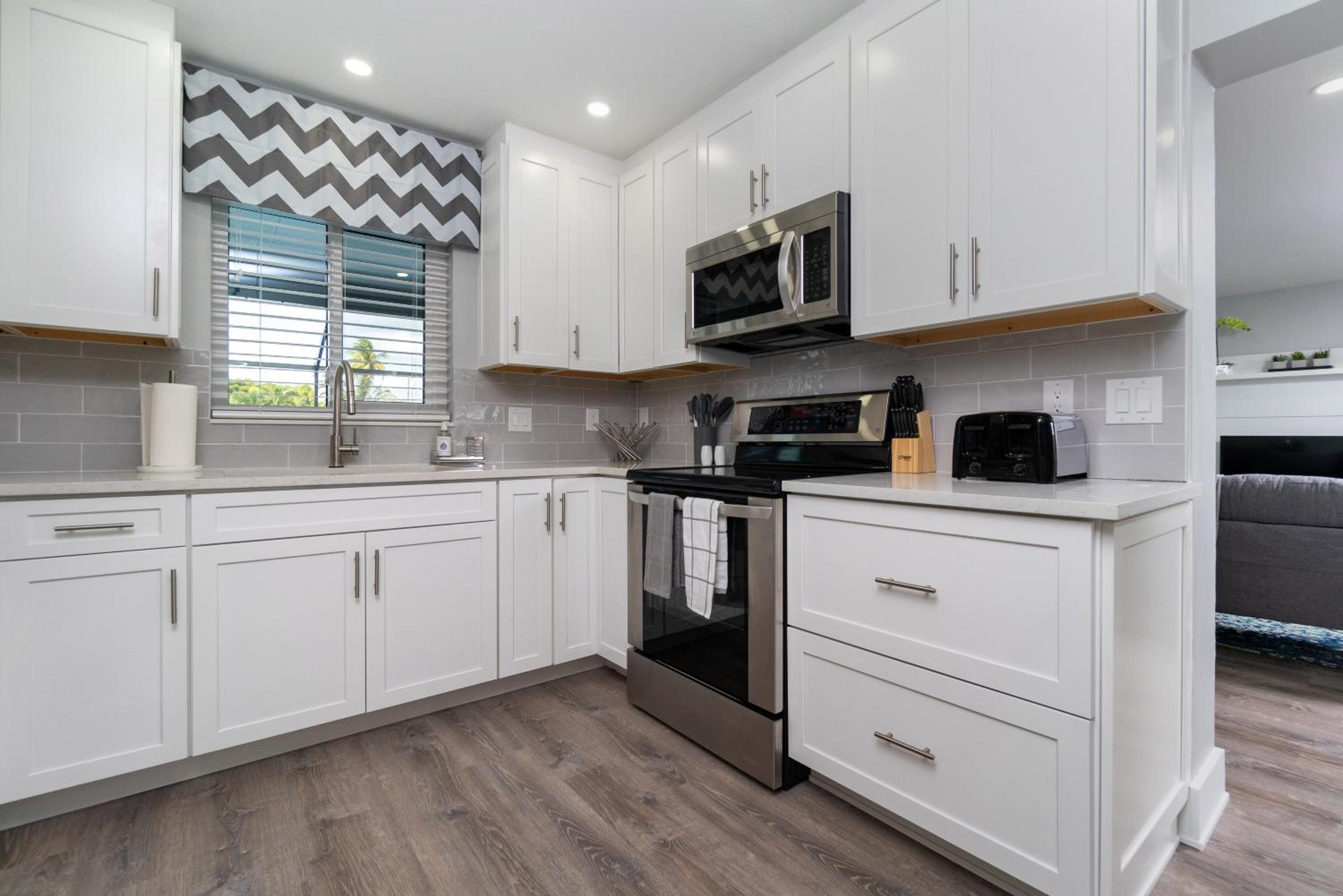 Villa Capri-Waterfront- Free Amenities-Heated Pool-Beach and Fishing Gear