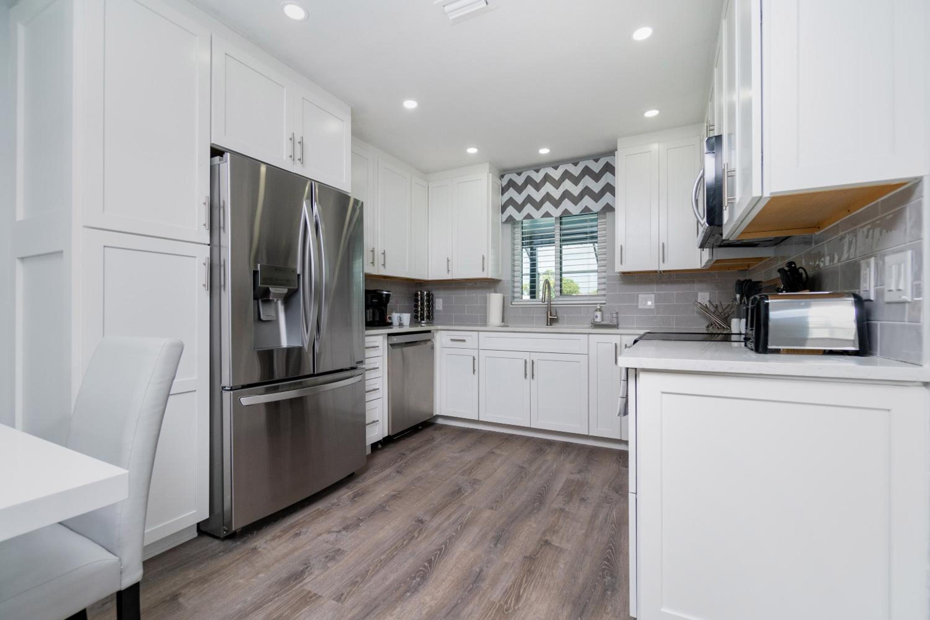 Villa Capri-Waterfront- Free Amenities-Heated Pool-Beach and Fishing Gear
