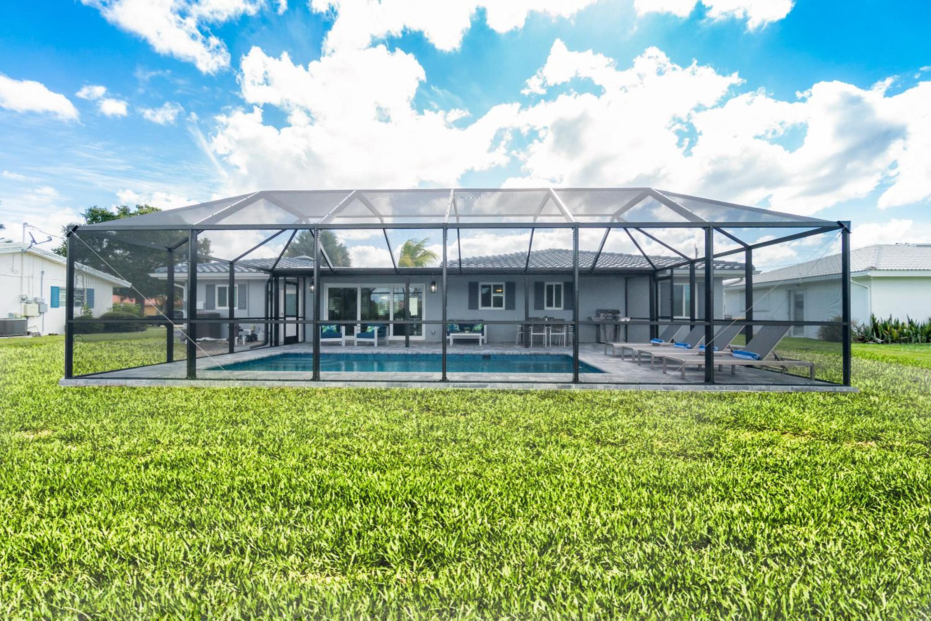 Villa Capri-Waterfront- Free Amenities-Heated Pool-Beach and Fishing Gear