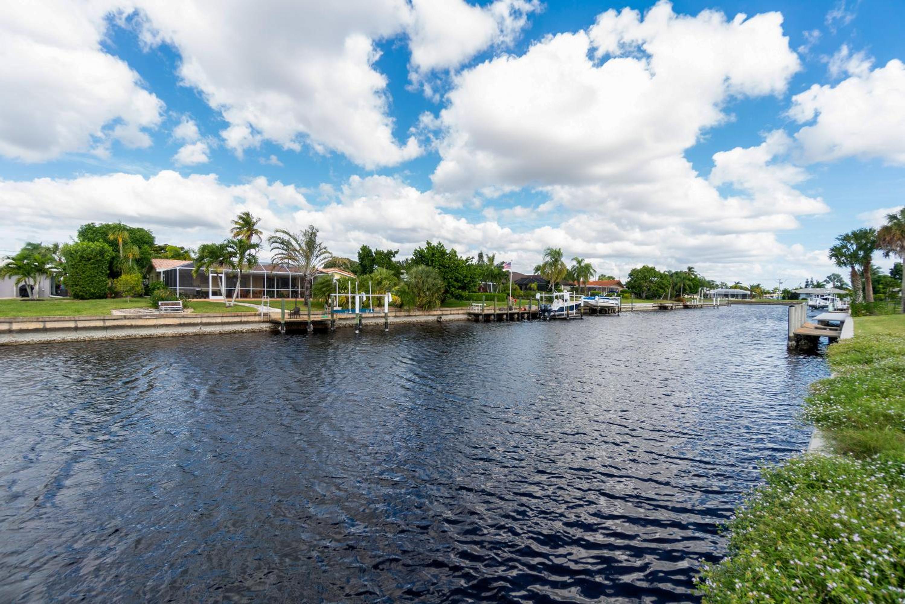 Villa Capri-Waterfront- Free Amenities-Heated Pool-Beach and Fishing Gear