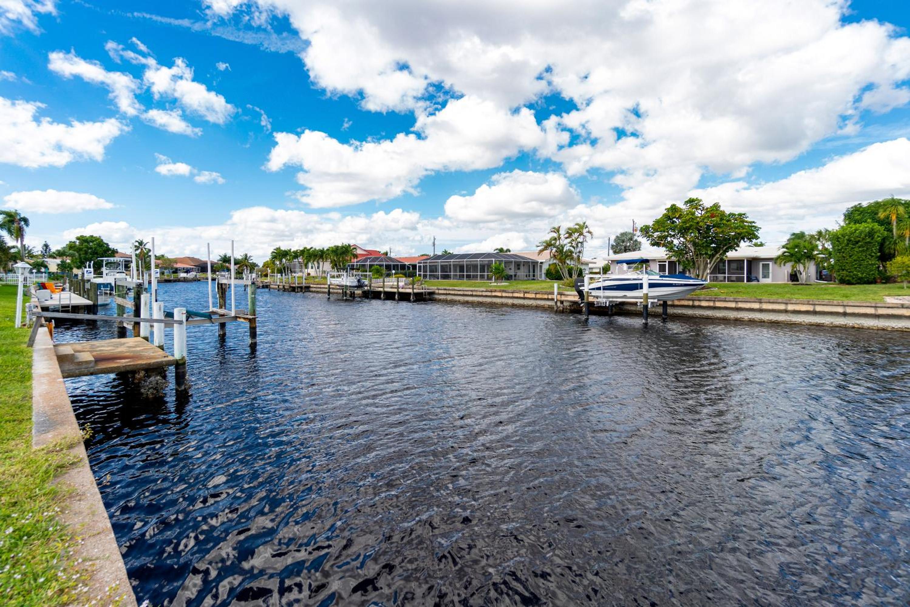 Villa Capri-Waterfront- Free Amenities-Heated Pool-Beach and Fishing Gear