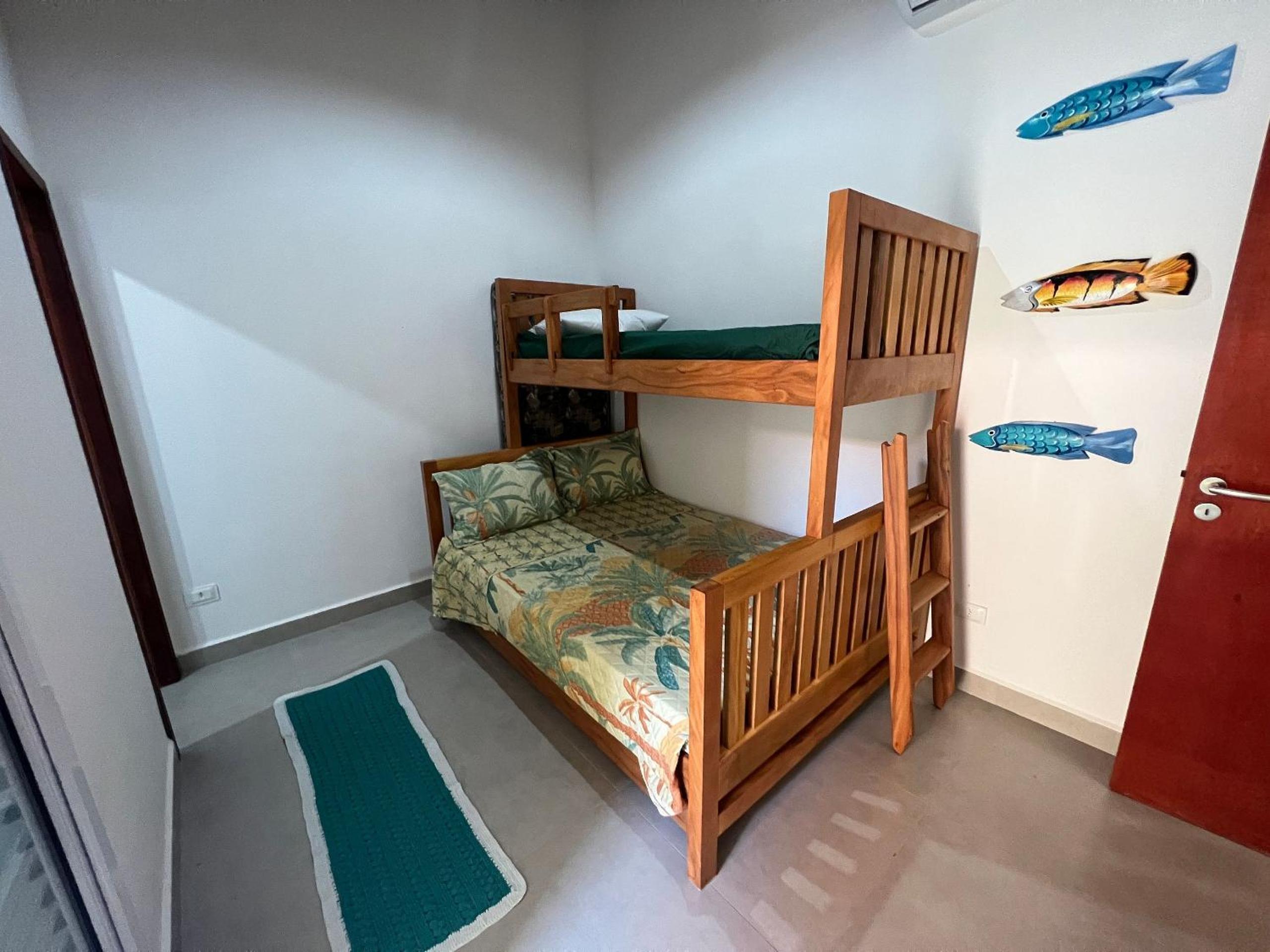Casa a poucos metros da Praia de Santiago