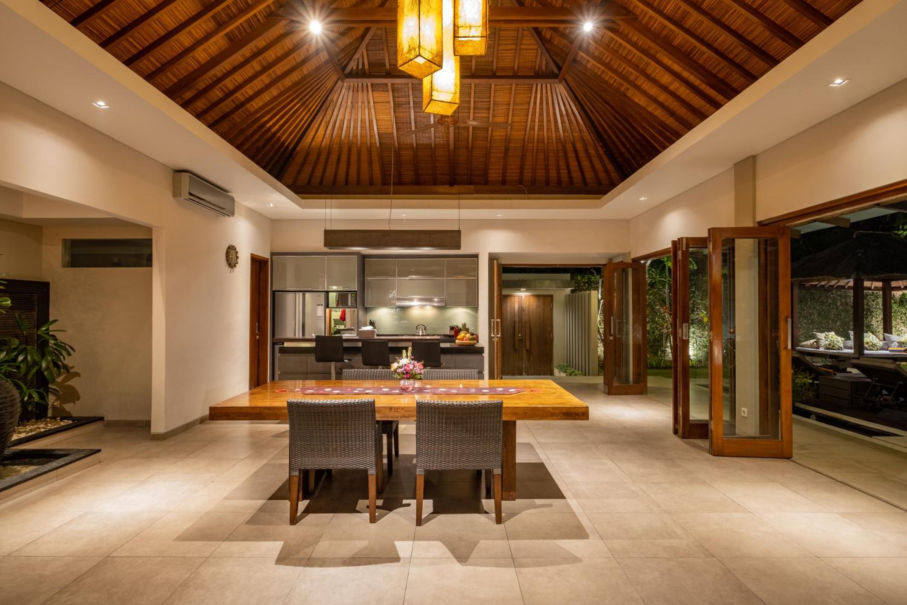 Villa 500m2 with 14m Pool, BBQ, Pinball - Seminyak