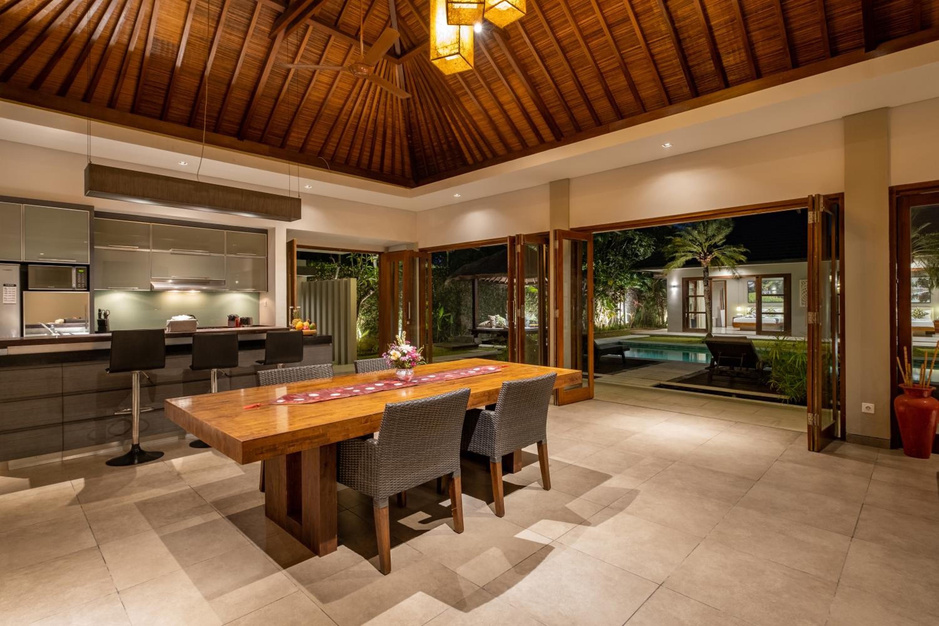 Villa 500m2 with 14m Pool, BBQ, Pinball - Seminyak