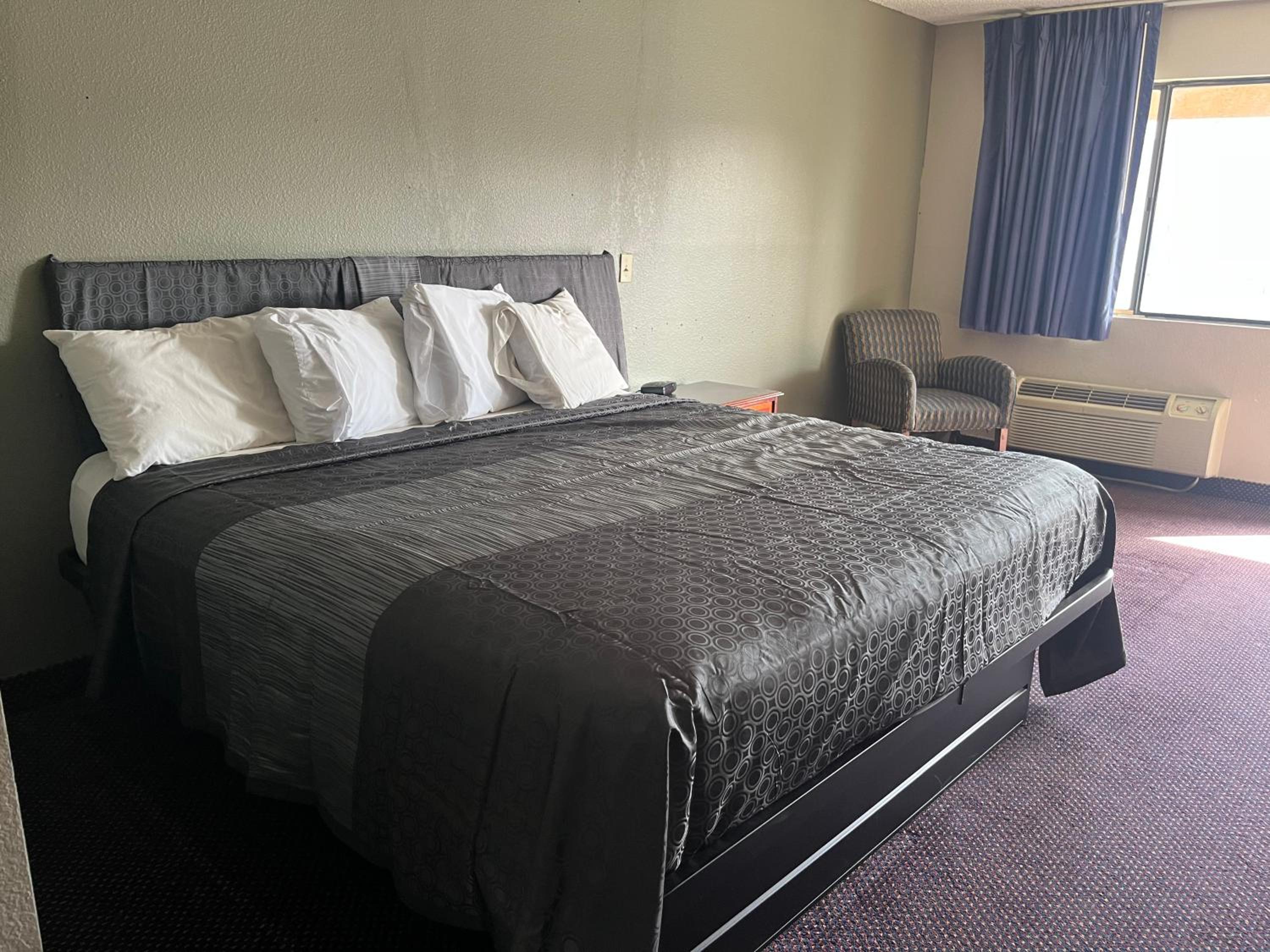Hallmark Inn and Suites - Image 4