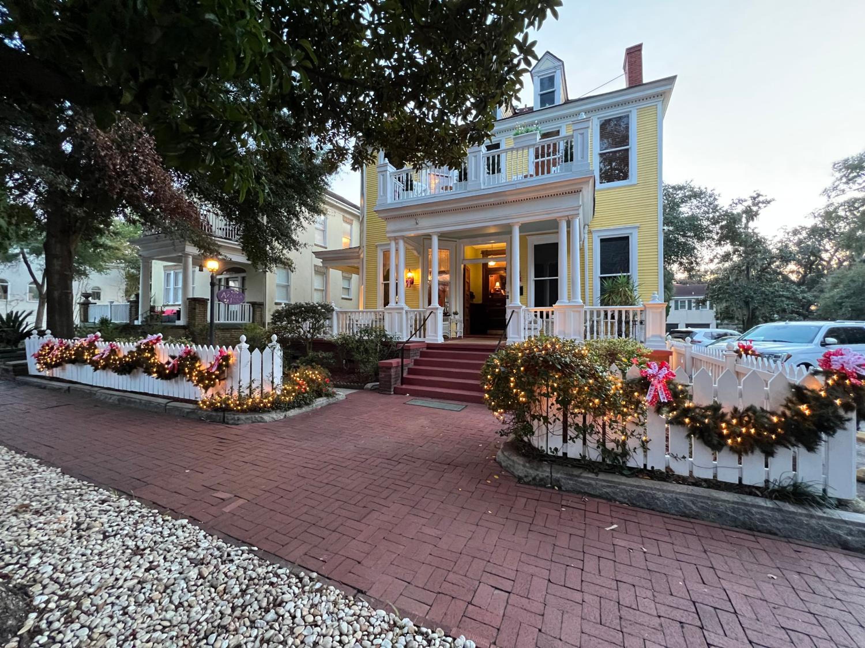 Azalea Inn and Villas