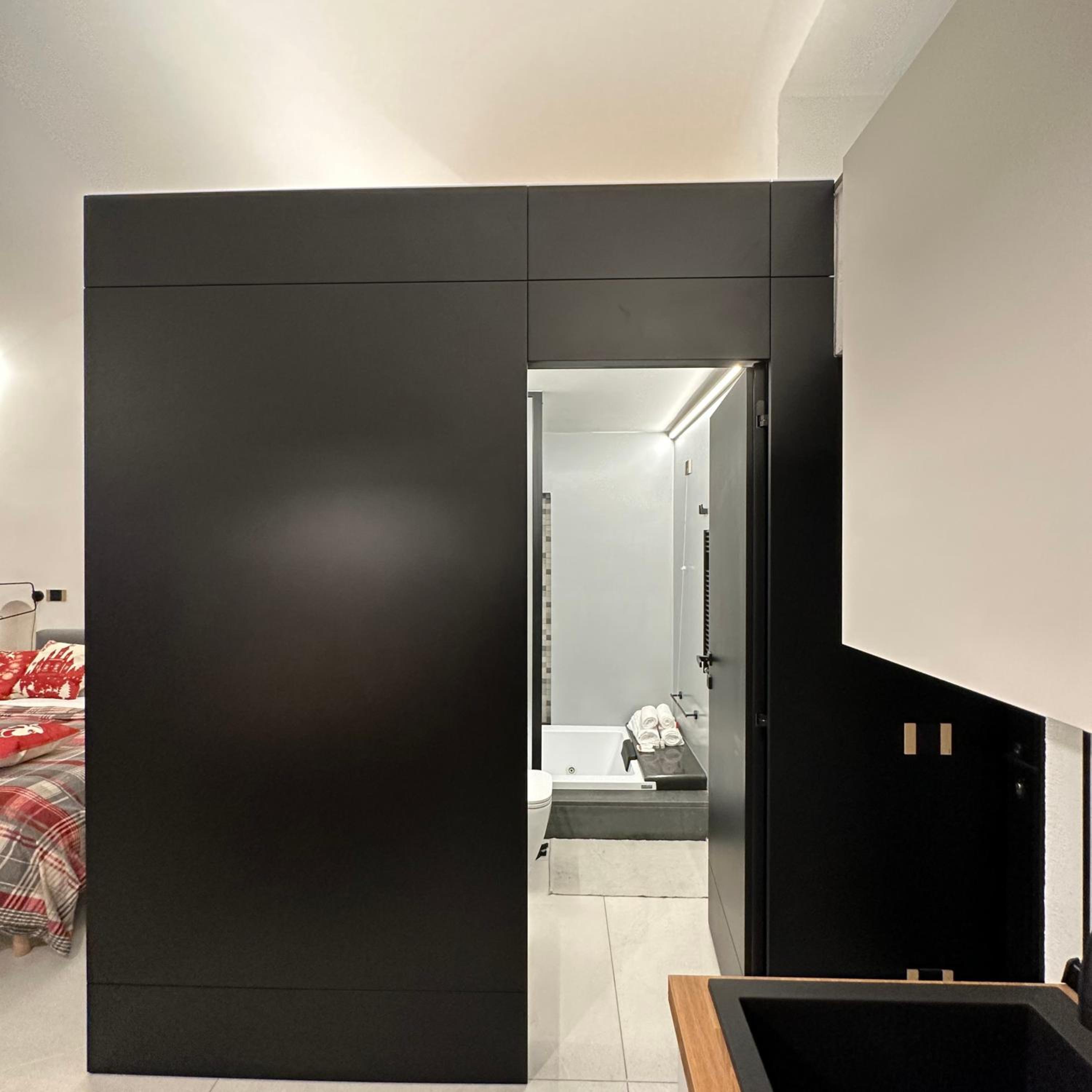 Dislocati BnB - Jacuzzi privata - Cucina - TV60" - Minimal Luxury view 3