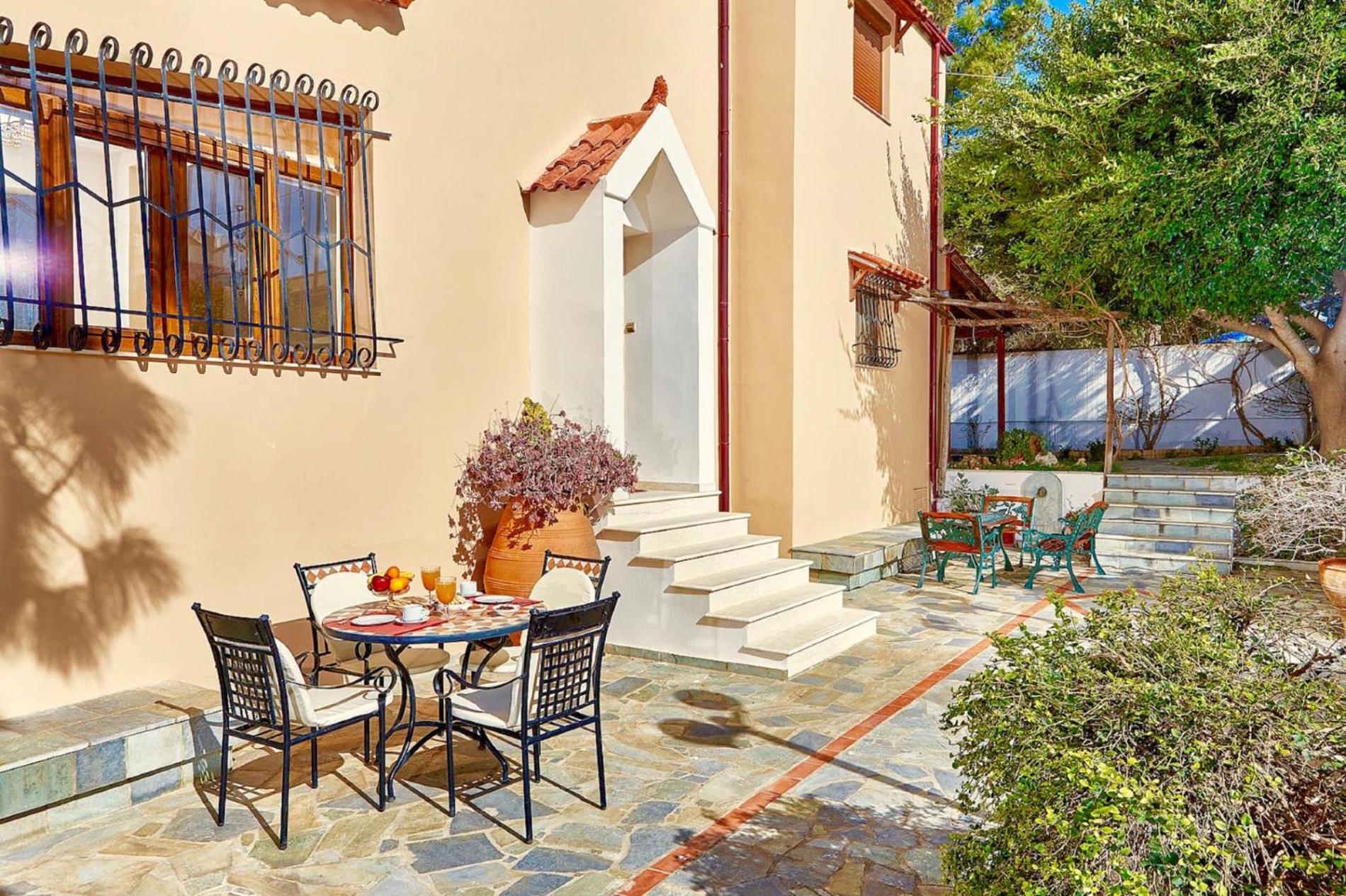 Villa Karteros with private swimming pool