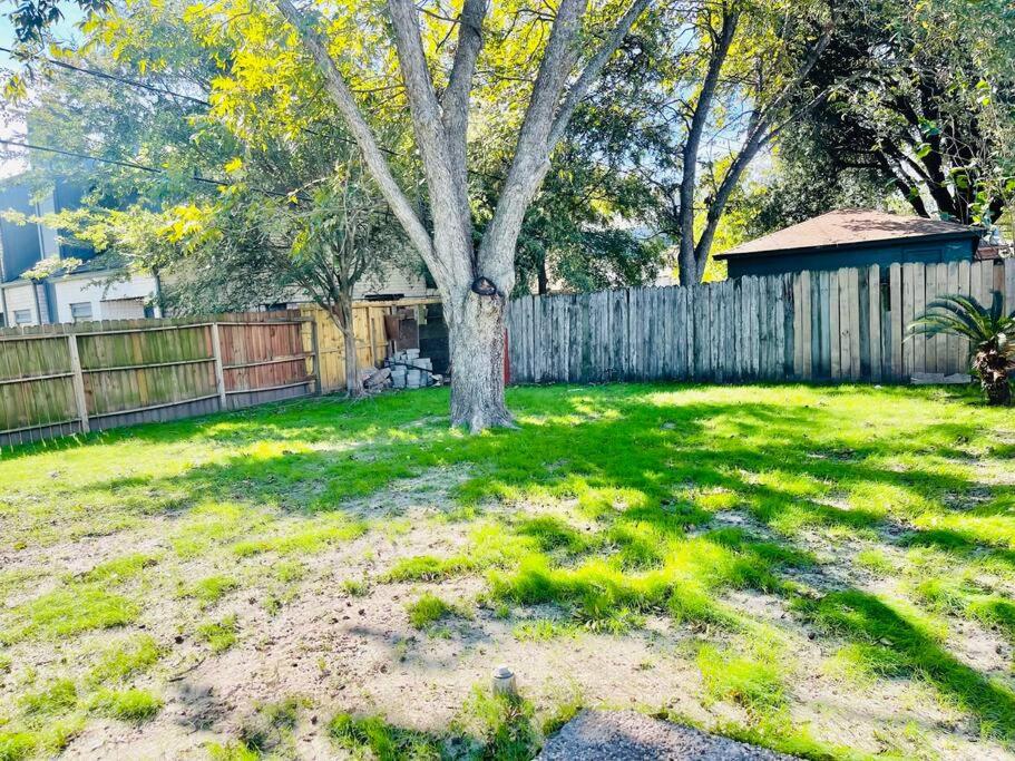 Classic Style Home in Houston Texas 10 mins from The Galleria & 5 min to China Town view 4
