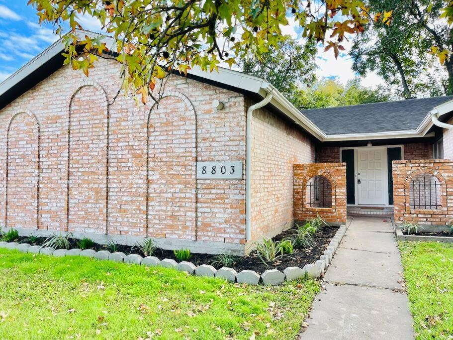 Classic Style Home in Houston Texas 10 mins from The Galleria & 5 min to China Town view 2