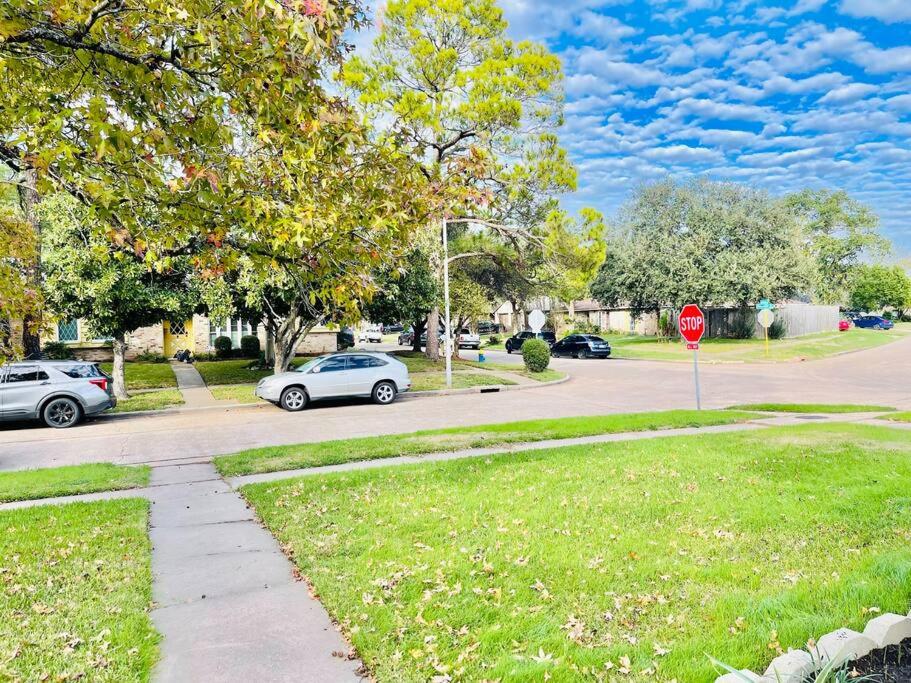 Classic Style Home in Houston Texas 10 mins from The Galleria & 5 min to China Town view 3