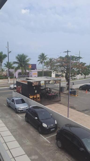 kitnet pé na areia, em frente a praia.