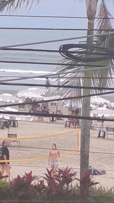 kitnet pé na areia, em frente a praia.