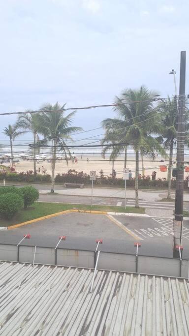 kitnet pé na areia, em frente a praia.