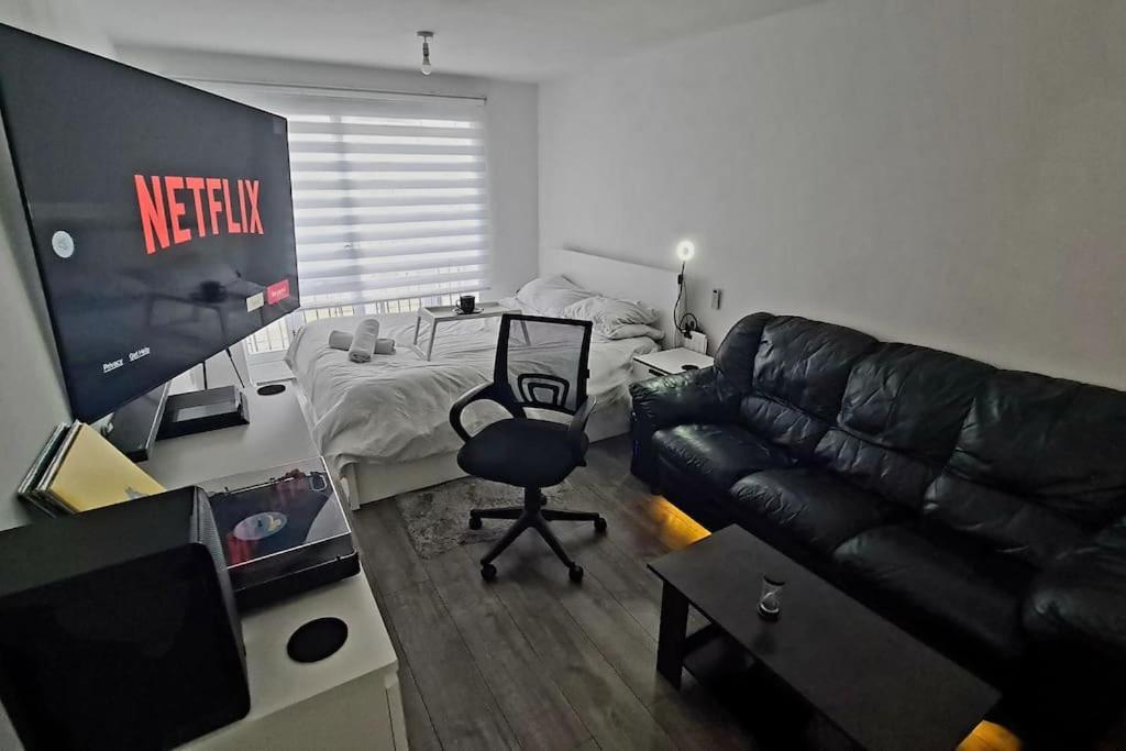 Stylish room kingsize bed 1 stop from Wembley stadium view 2