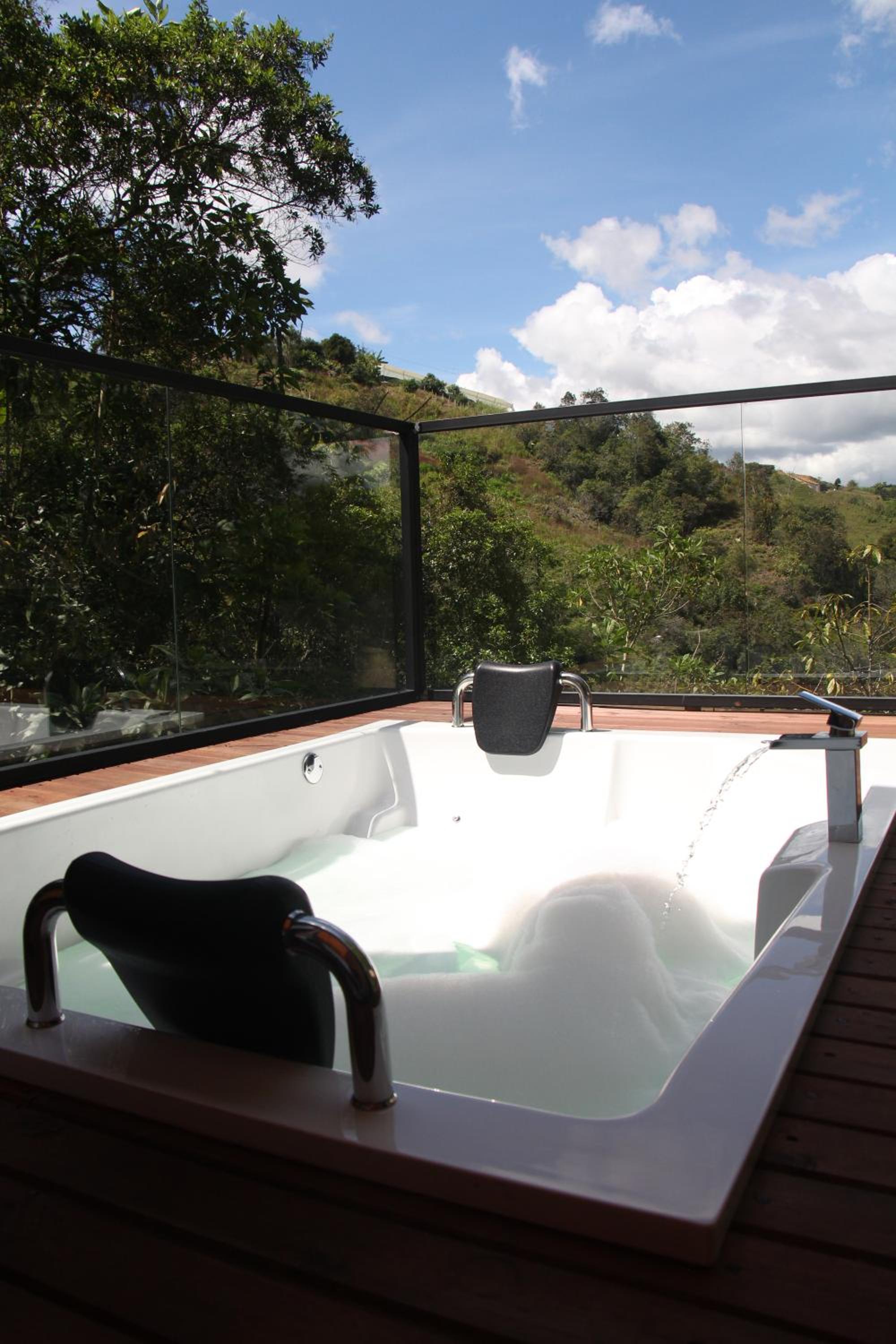 Cabañas para parejas cerca a Medellín - LUUM By Roots Rentals